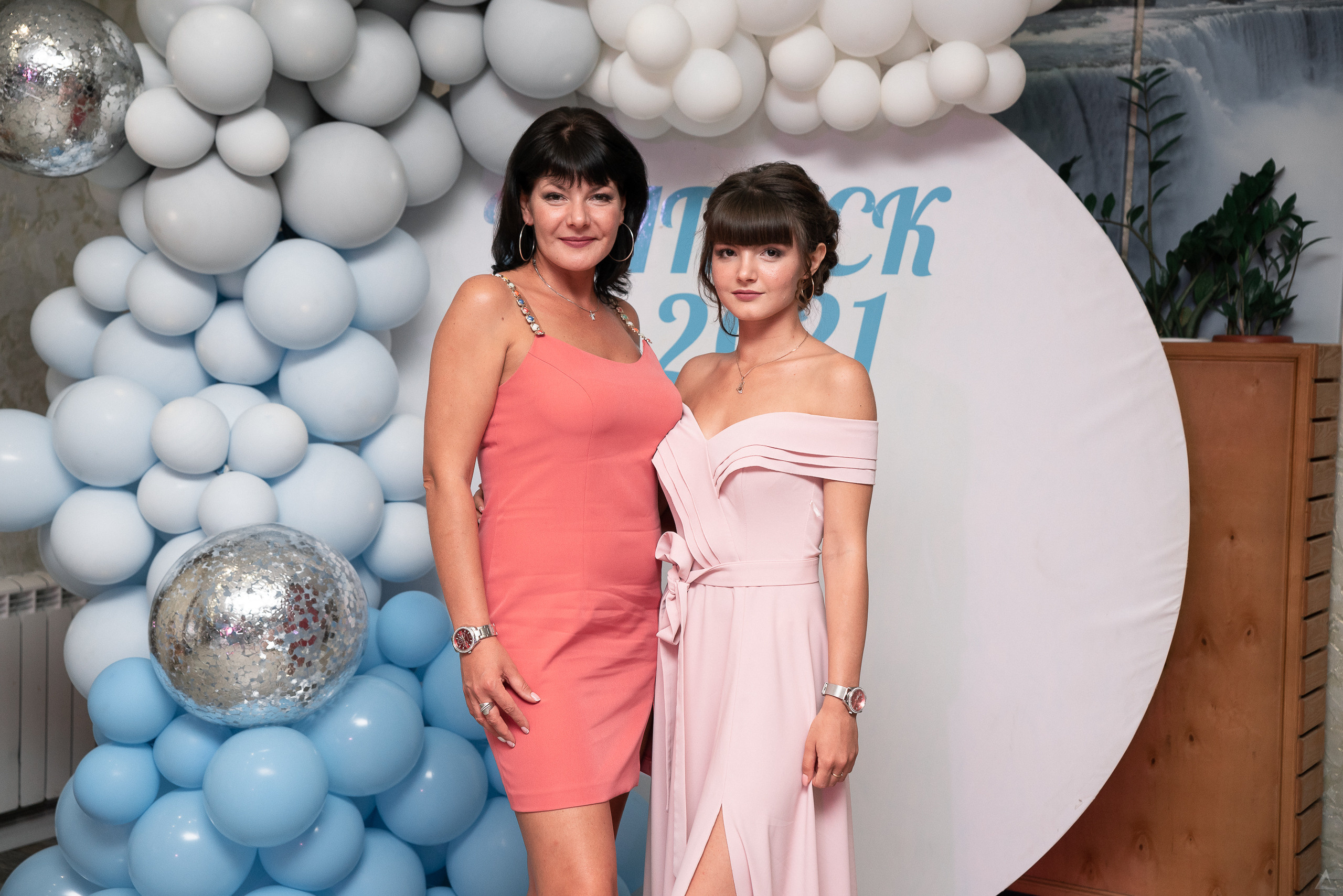 Гимназия. Выпускной 2021. Производство фото и видео