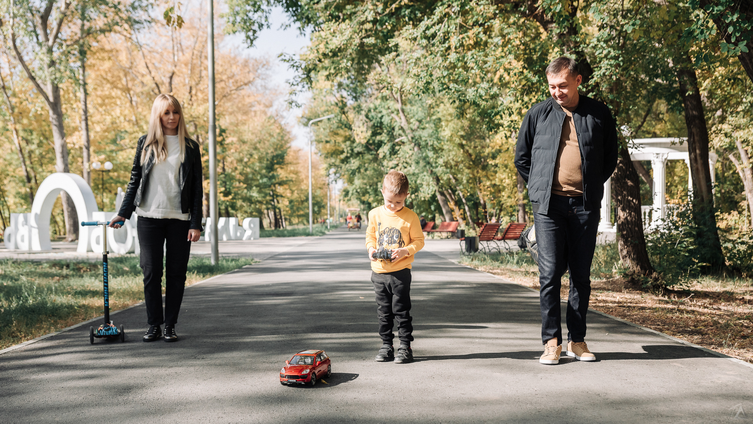 Ренат, Любовь, Демид и (его незаметно, но он есть🤔) Марк. Производство фото и видео