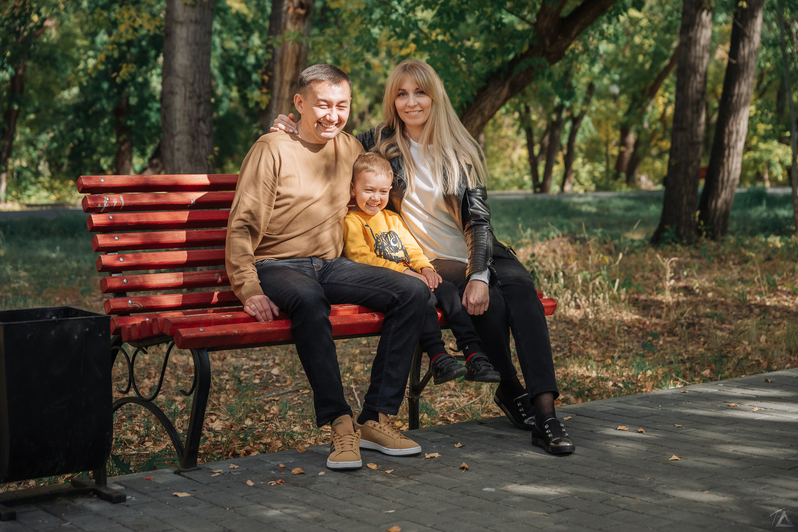 Ренат, Любовь, Демид и (его незаметно, но он есть🤔) Марк. Производство фото и видео