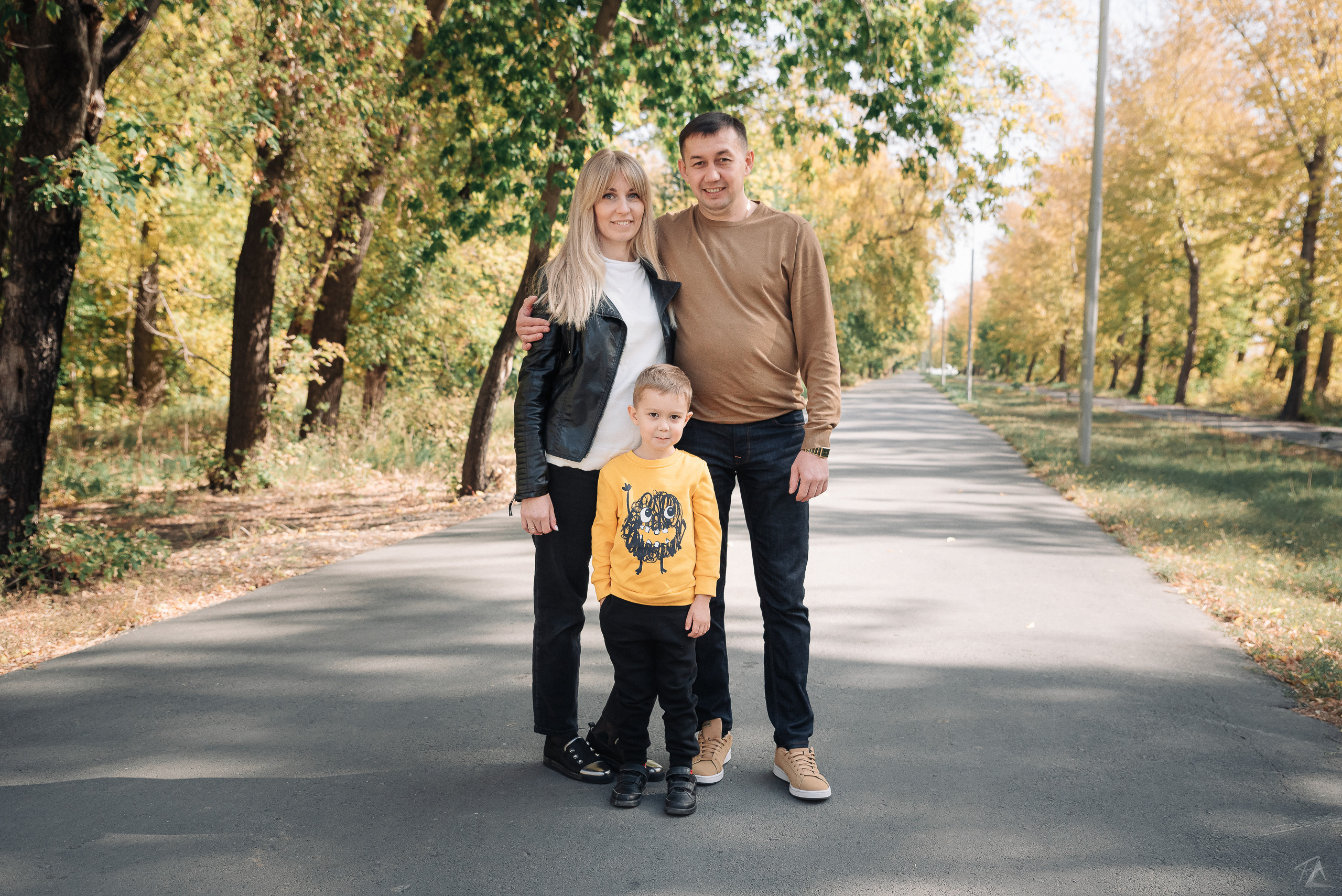 Ренат, Любовь, Демид и (его незаметно, но он есть🤔) Марк. Производство фото и видео