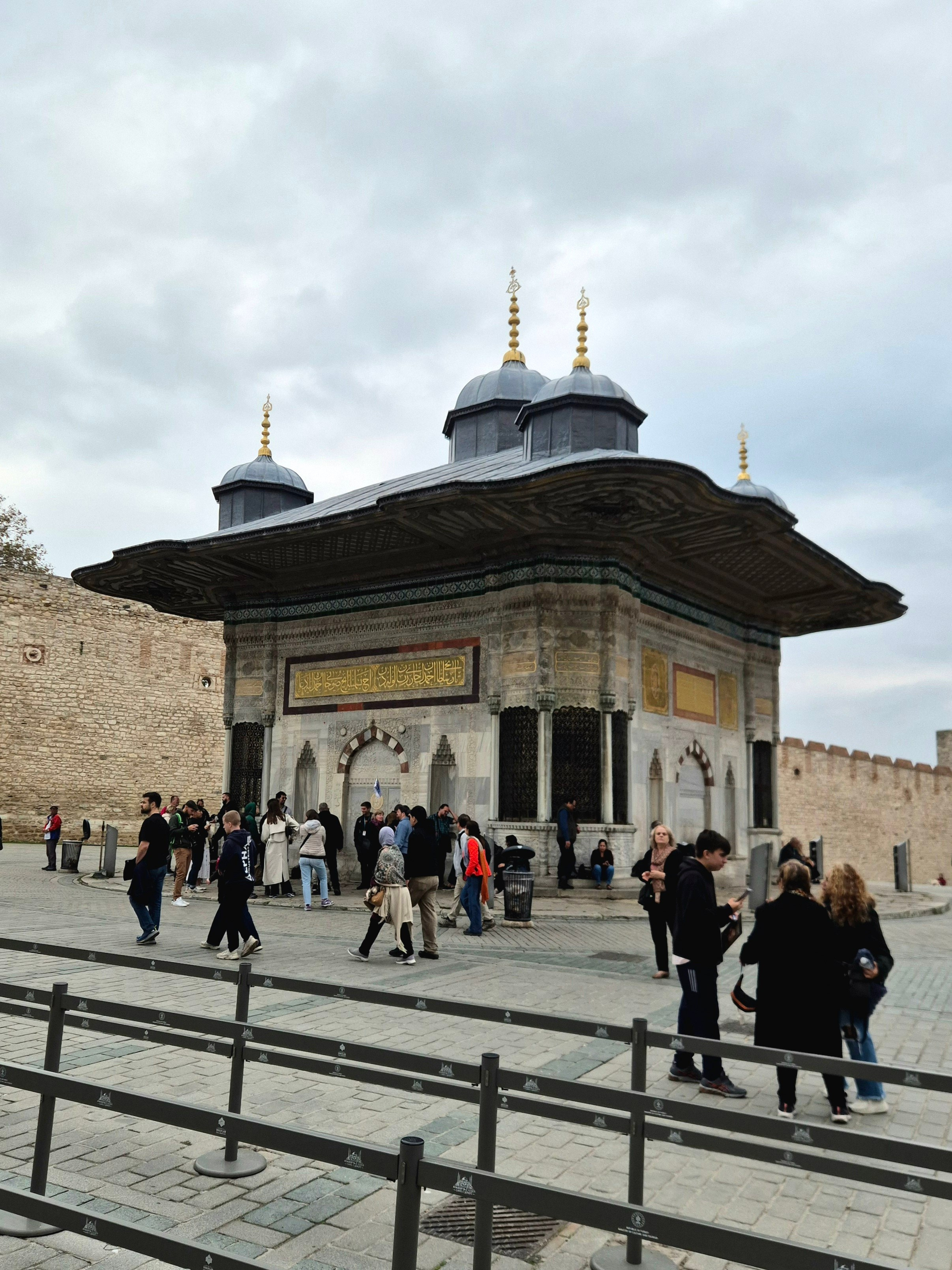 Цистерны, обеспечивали город водой, являлись водохранилищами и на случай засух, и на случай осад. Вода в город доставлялась дождями, и, конечно же, римскими акведуками. В городе много цистерн, но такая эффектная - только одна. На фото - фонтан перед входом в Айя-Софию