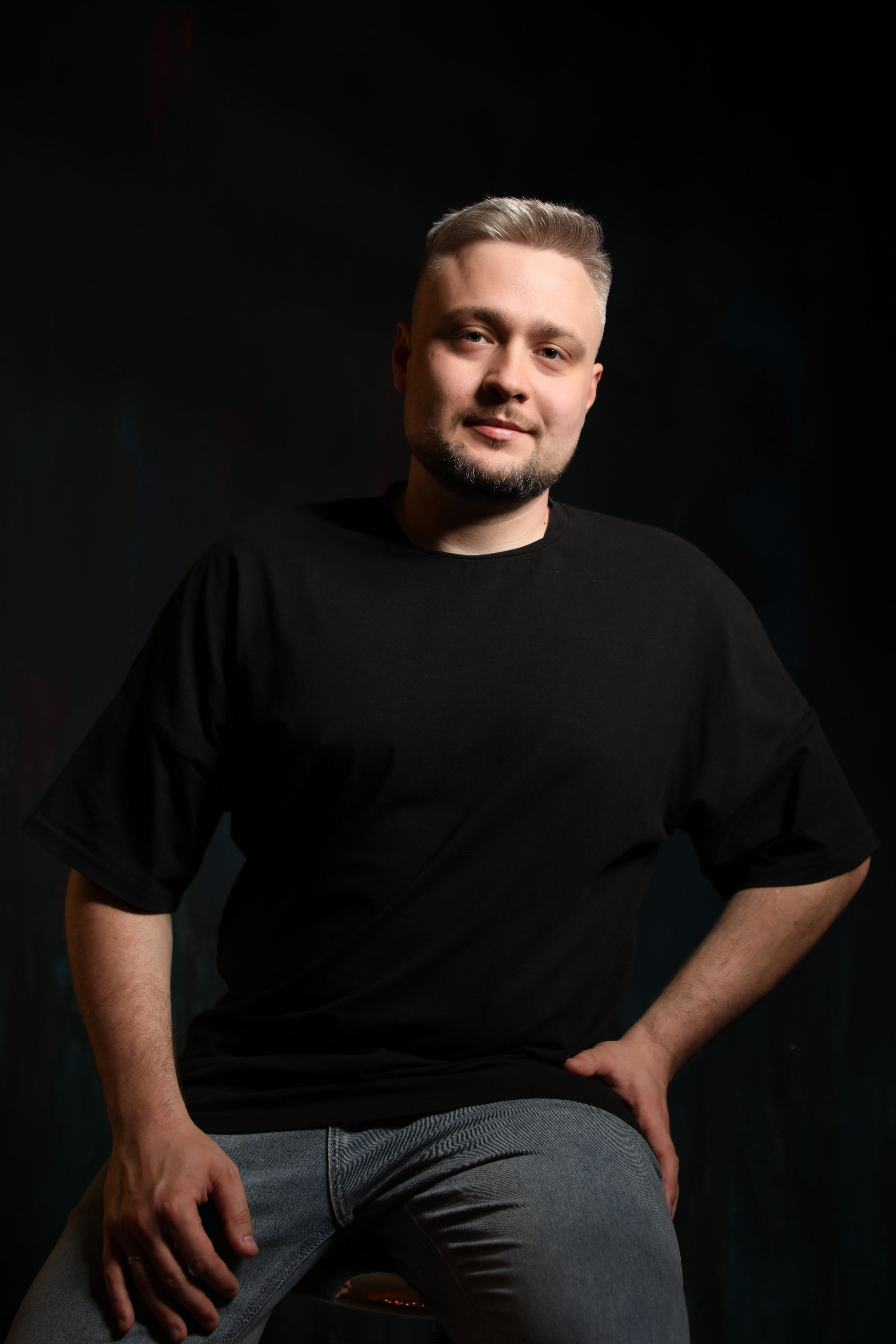 Профессиональная мужская фотосессия в Fotogen: Ваша история в кадре. Интерьерная фотостудия FOTOGEN г. Краснодар