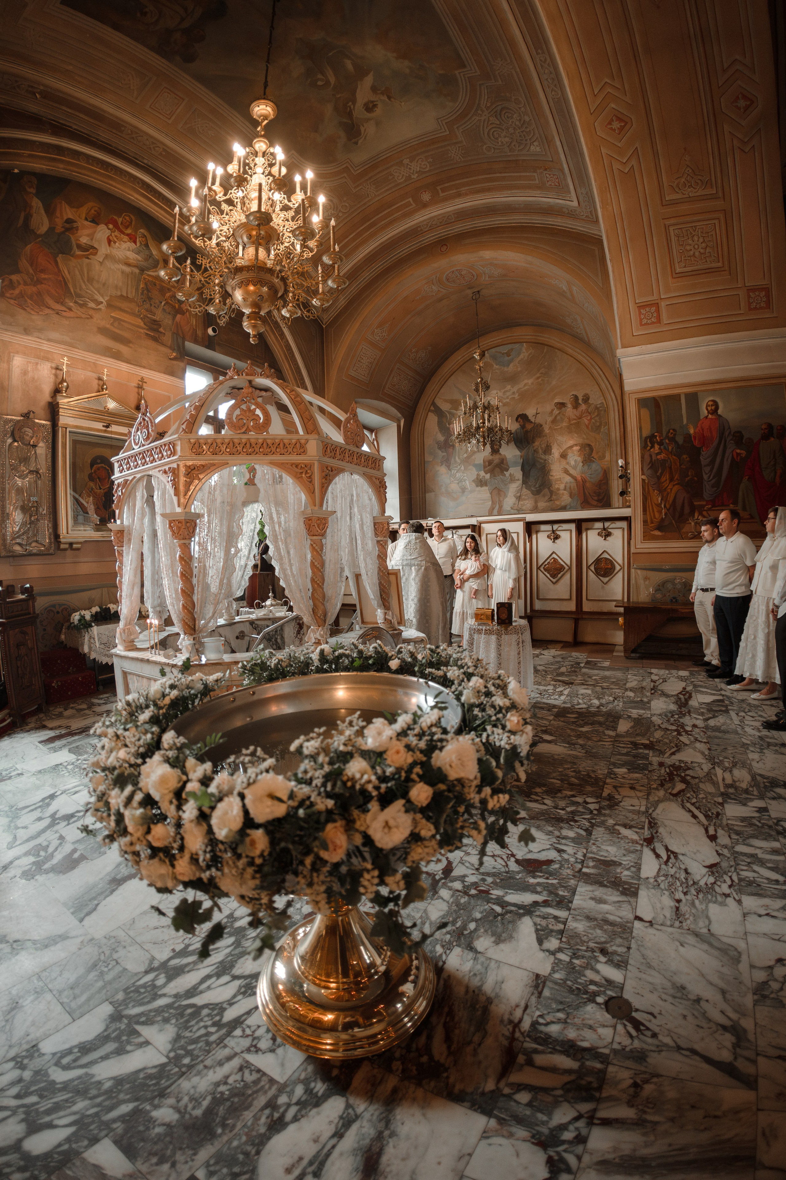 Крещение Вареньки в Храме Воскресения Словущего в Даниловской Слободе. Фото- и видеосъёмка крещения и венчания. Фотограф на крещение Москва