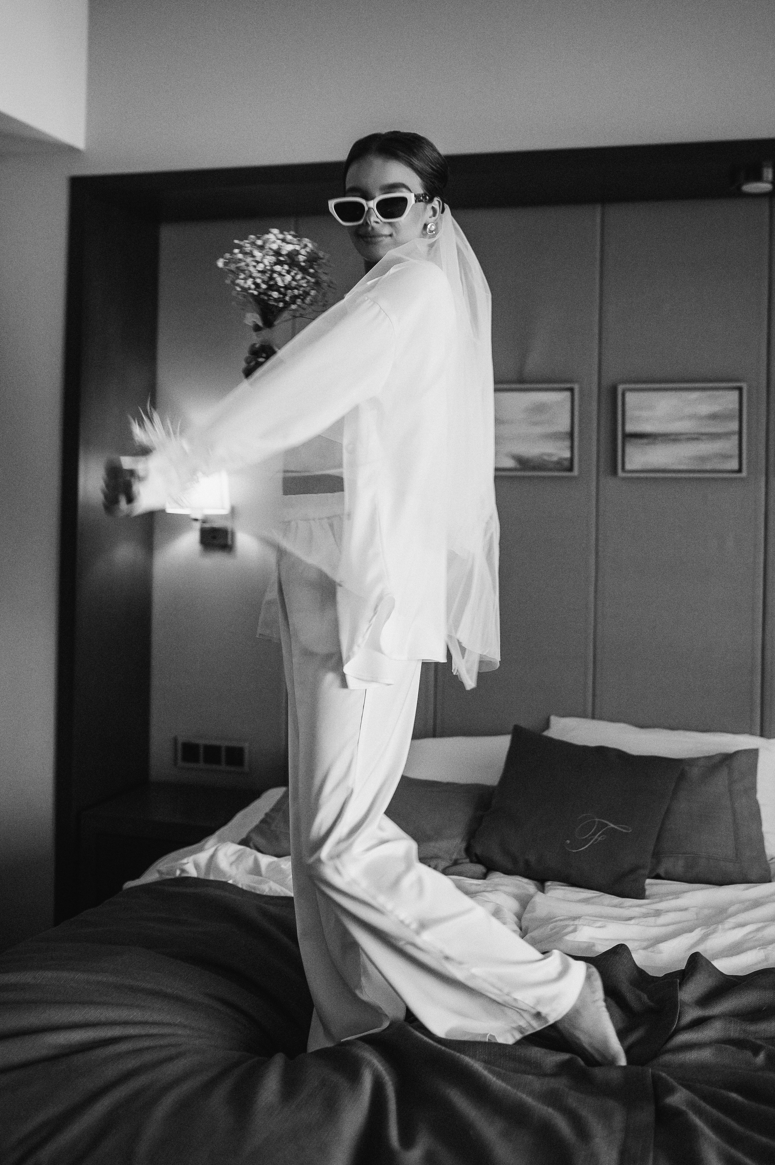 Свадебное утро и прогулка красивой яркой пары. Свадебный и семейный фотограф в Симферополе Дарья Маркова