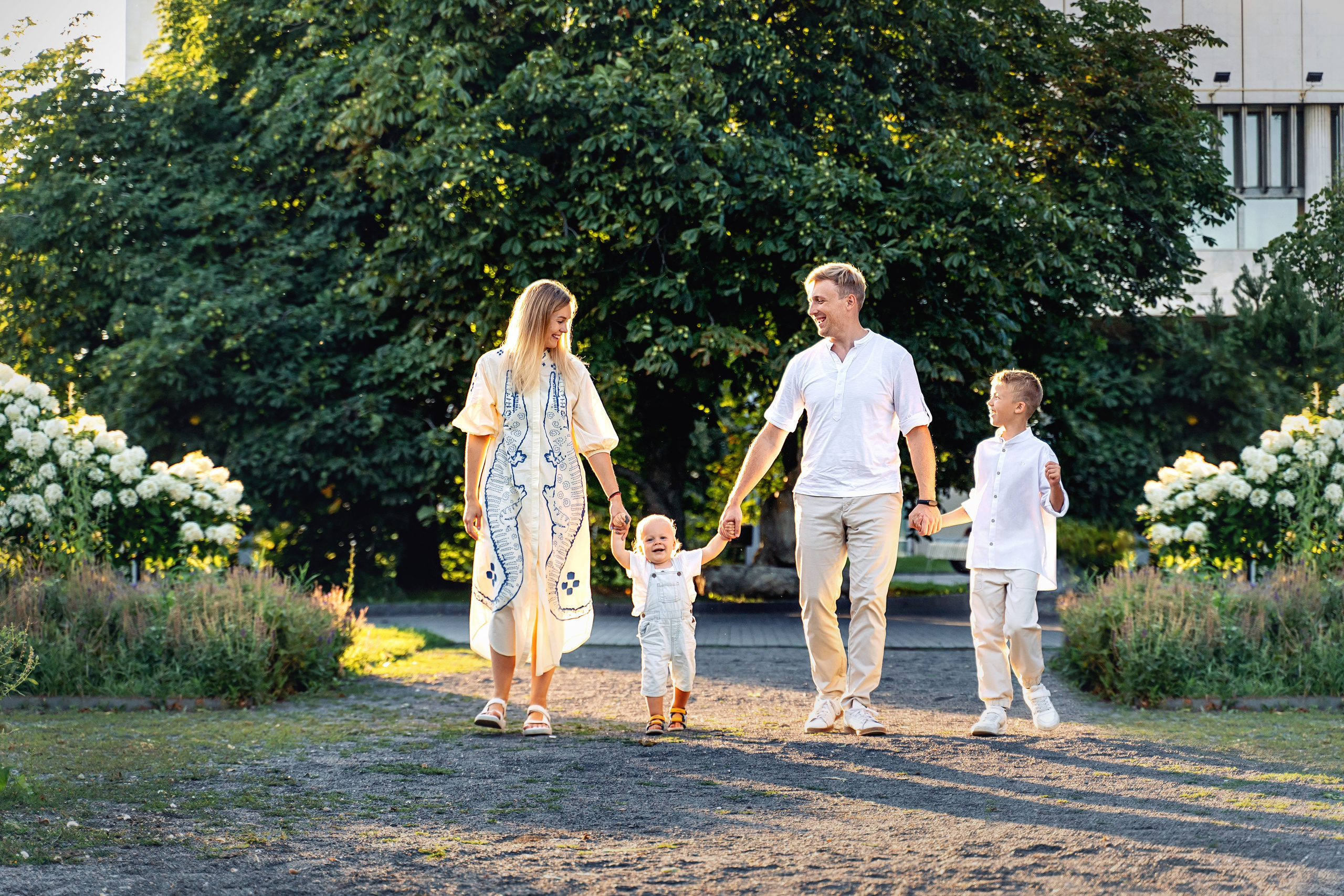 Семейная прогулка в парке Музеон на закате. Фотограф \ Видеограф на Крещение, Венчание Москва| Семейные съемки
