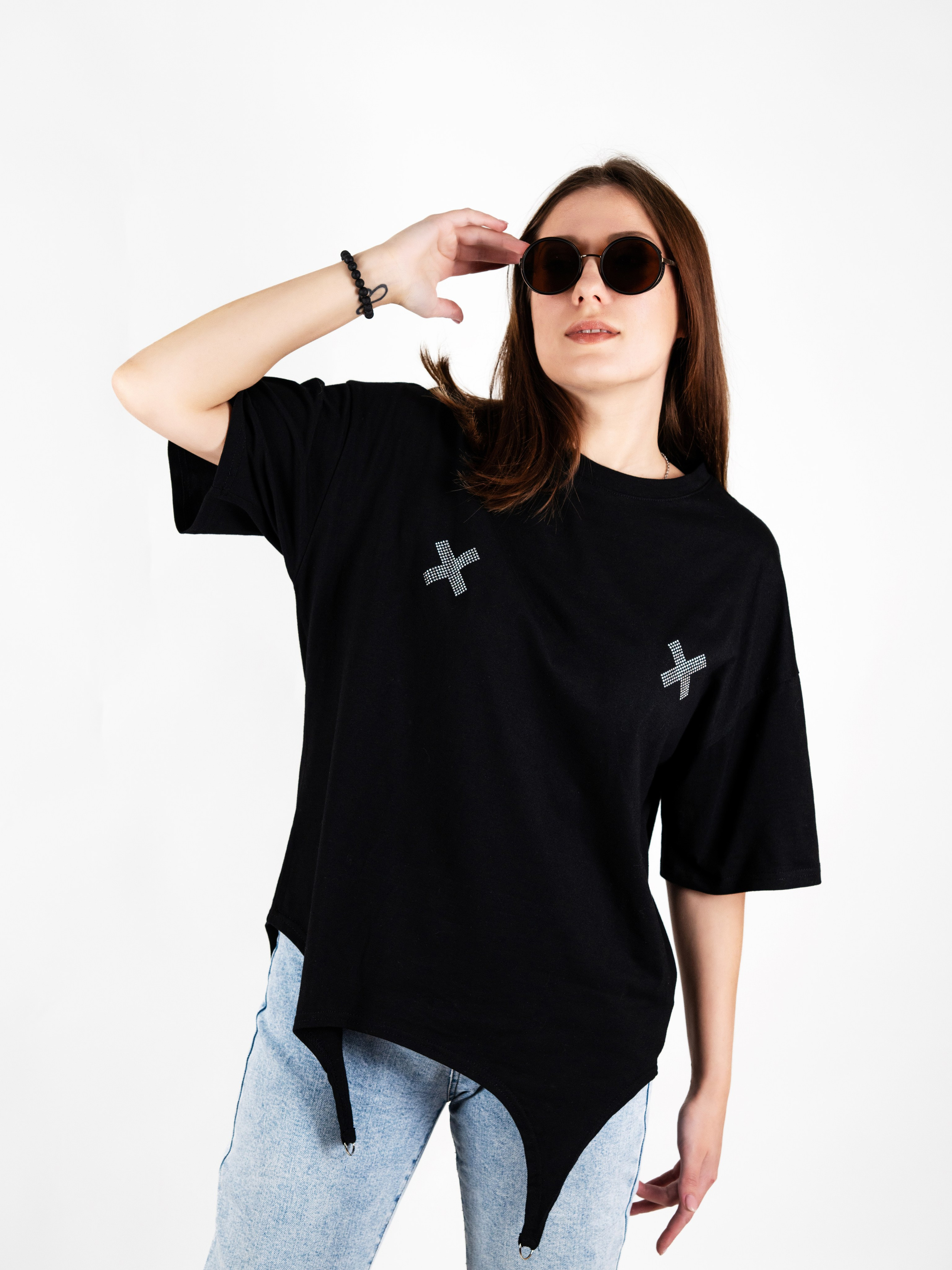 Футболка стиля Oversize, модельная съемка с нанесением инфографики. Олейник Денис — предметный фотограф, фотограф для маркетплейсов в Казани