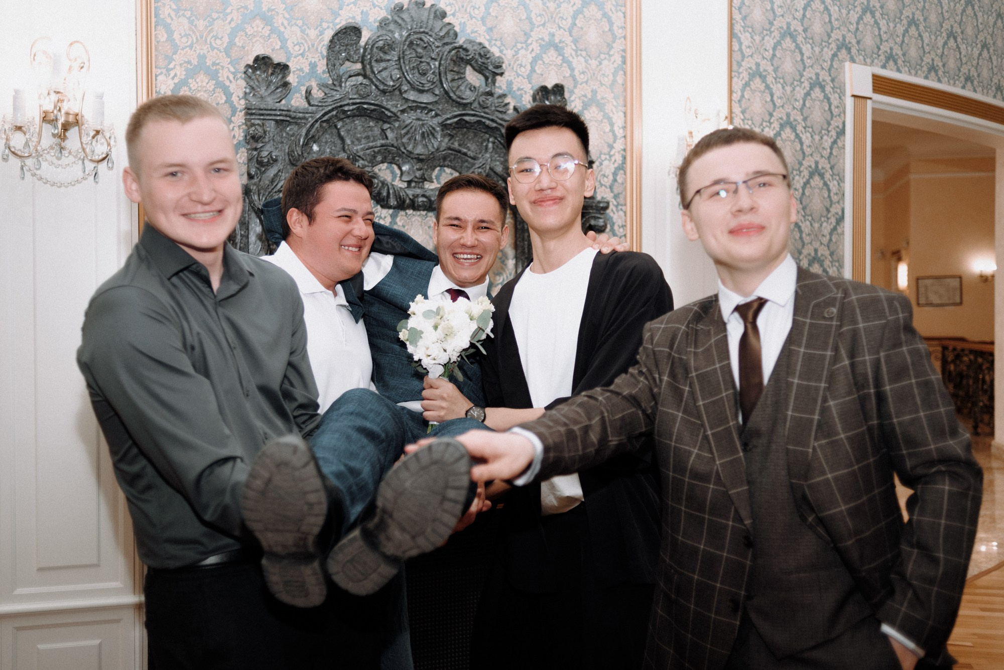 Свадебный фотограф в Тюмени — Фотосессия Тимура и Лизы в городском стиле. Портретный фотограф Тюмень Дарья Мустафина