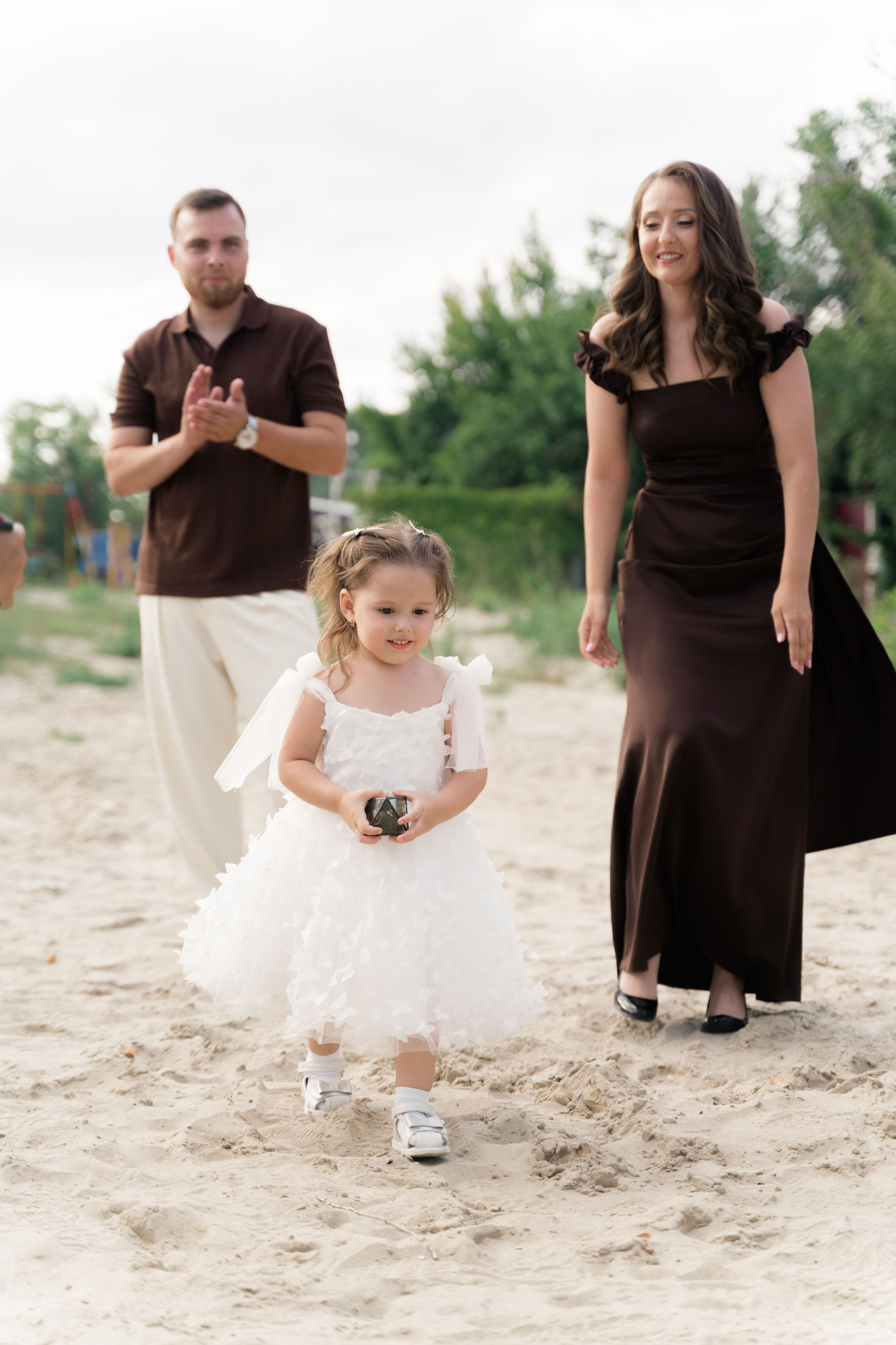 сестра невесты выносит кольца на свадьбе на берегу реки