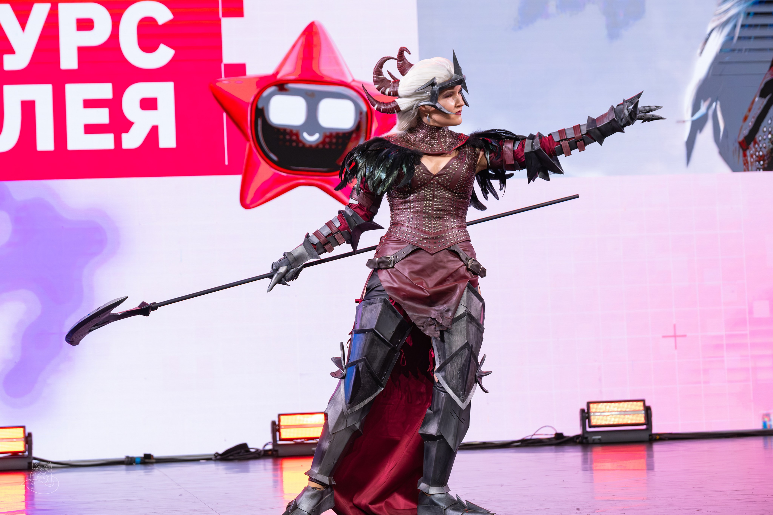 Сцена РЭД ЭКСПО 2024. Косплей фотограф