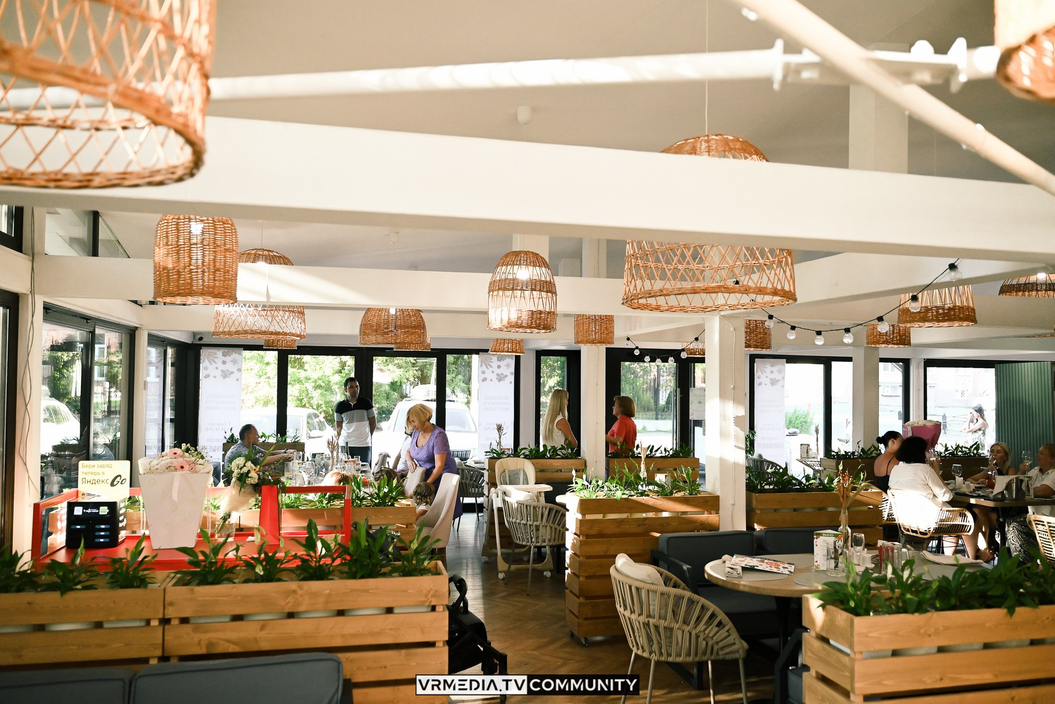 Ресторан «Volna»: Вокальный вечер на летней веранде «Хочу на дачу»