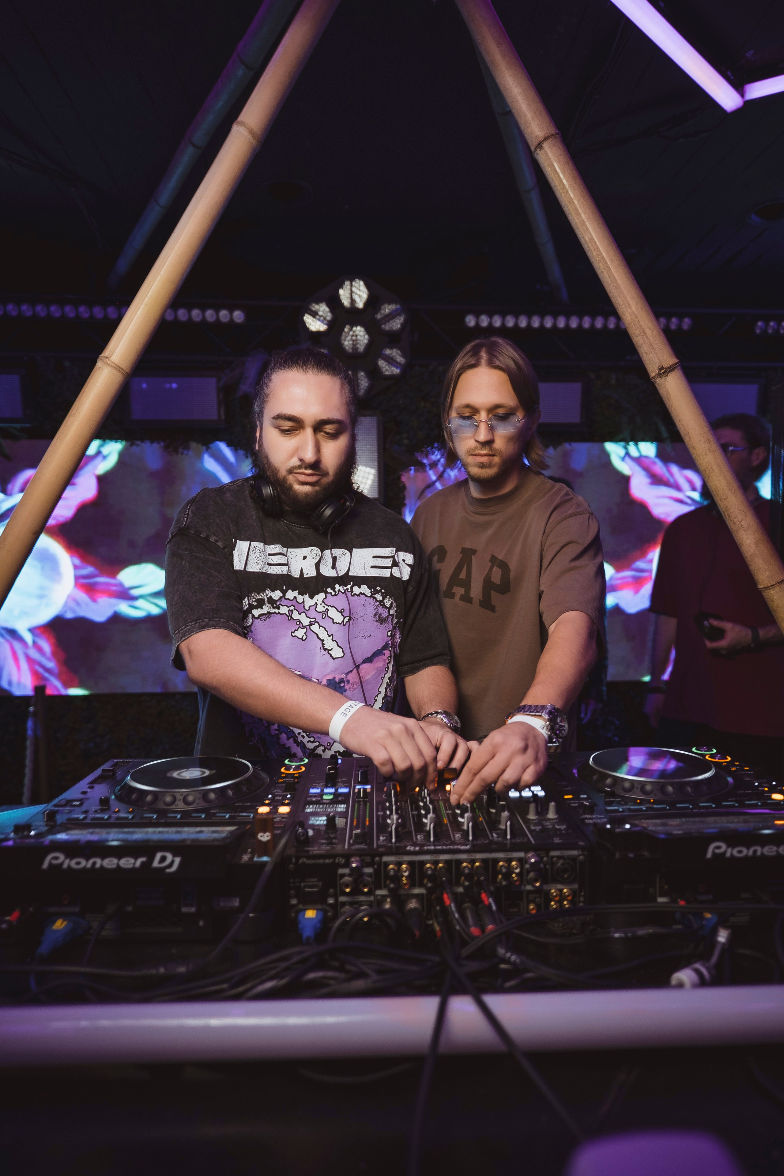 Embargo 27/04. Главная