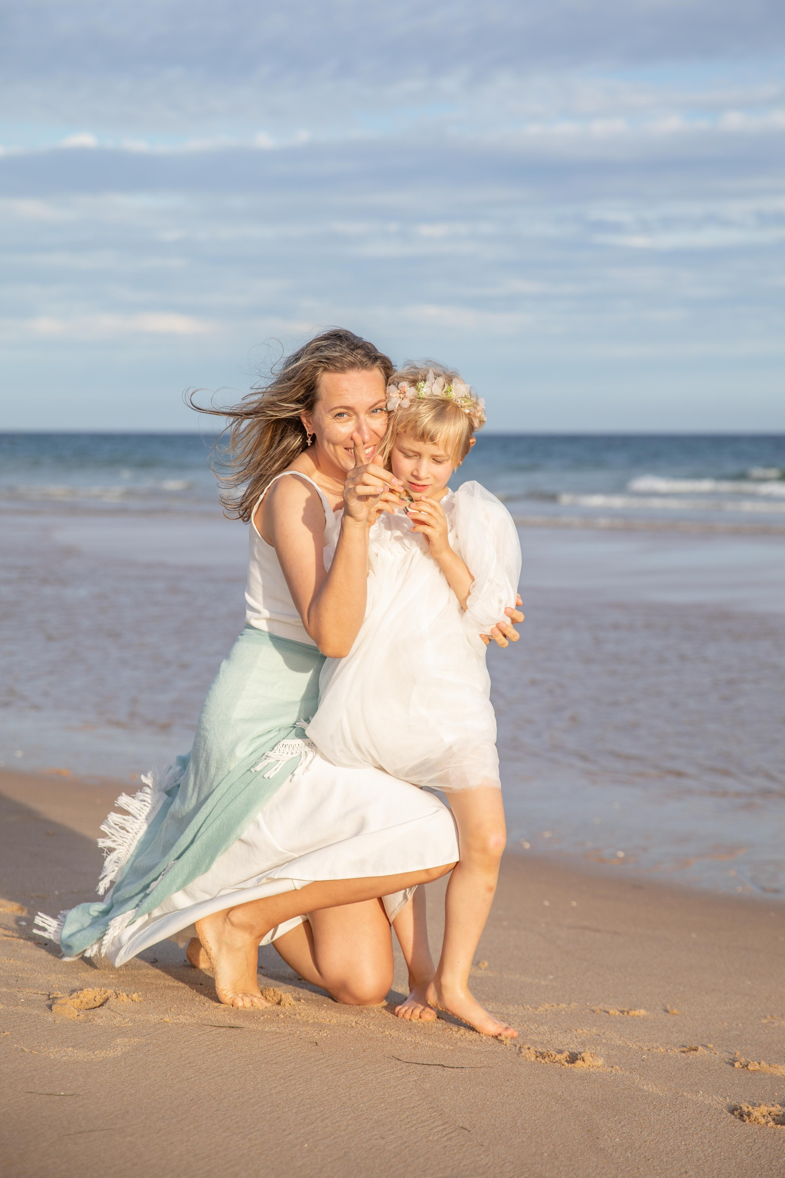 Family on the ocean. Professional Photographer in Portugal. Oksana Lomnova