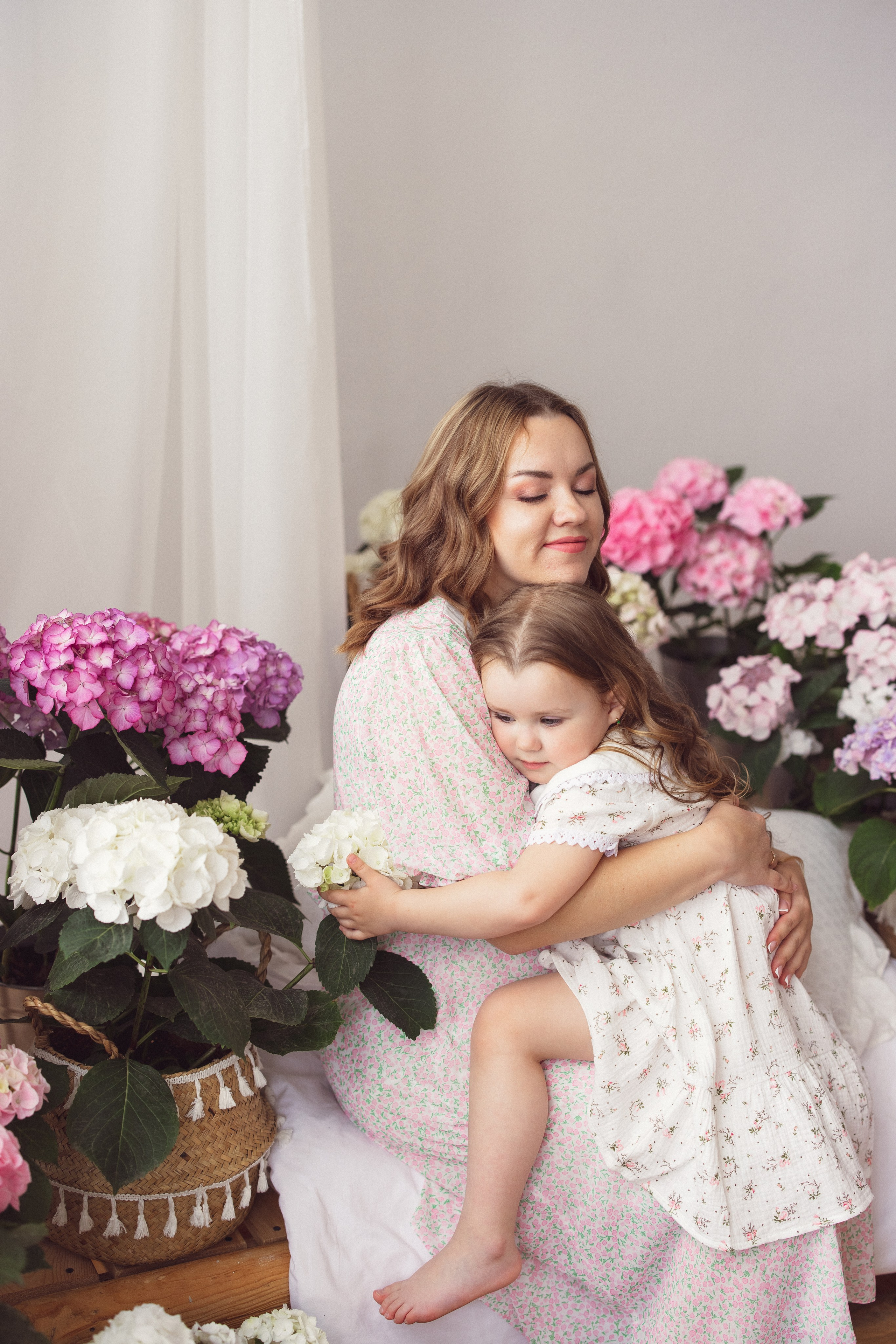 Фотосессия для мамы и дочки, фотостудия «Space JOBS» в г. Краснодаре. Семейный и детский фотограф в Краснодаре Анна Трашкова