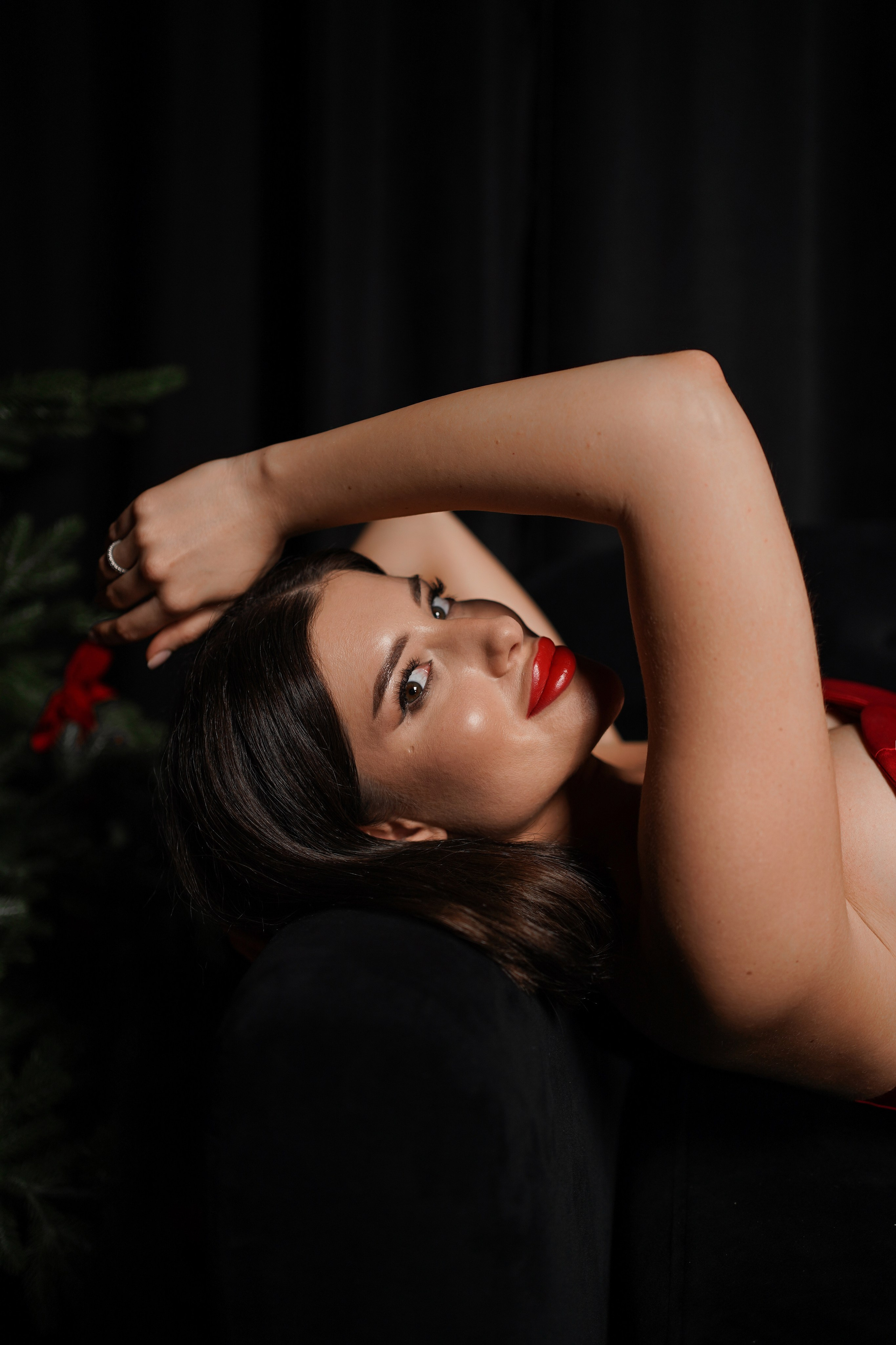 девушка лежит