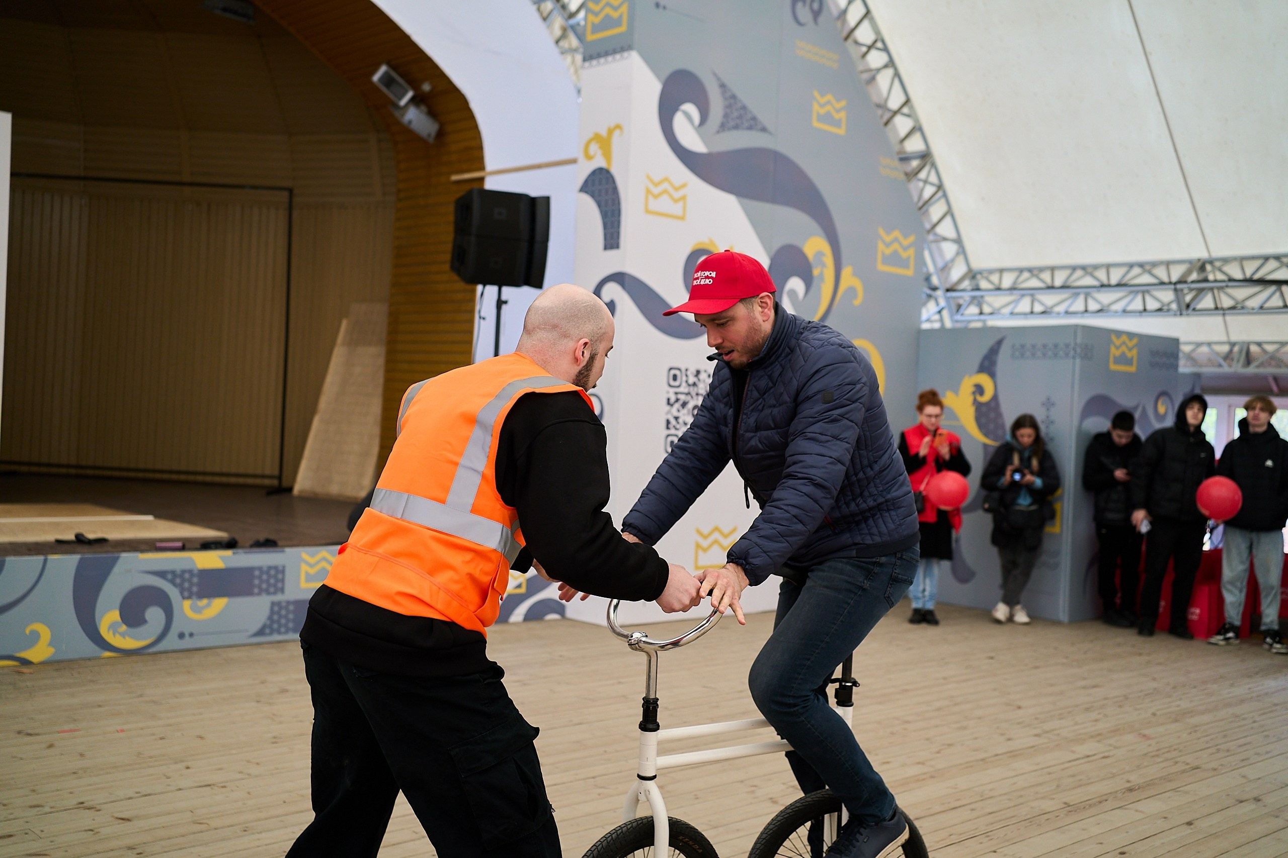 Субботник у Управления делами Мэра и Правительства Москвы. Фотограф и Видеограф в Москве. Олег Корушев