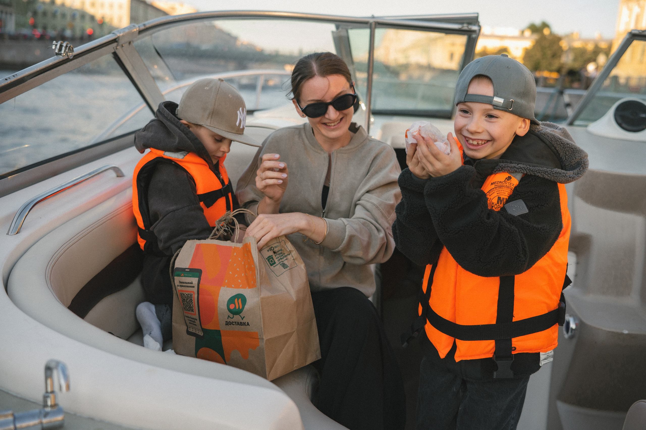Семейная фотосессия на катере в Санкт-Петербурге. Свадебный и семейный фотограф в Санкт-Петербурге Татьяна Пастухова