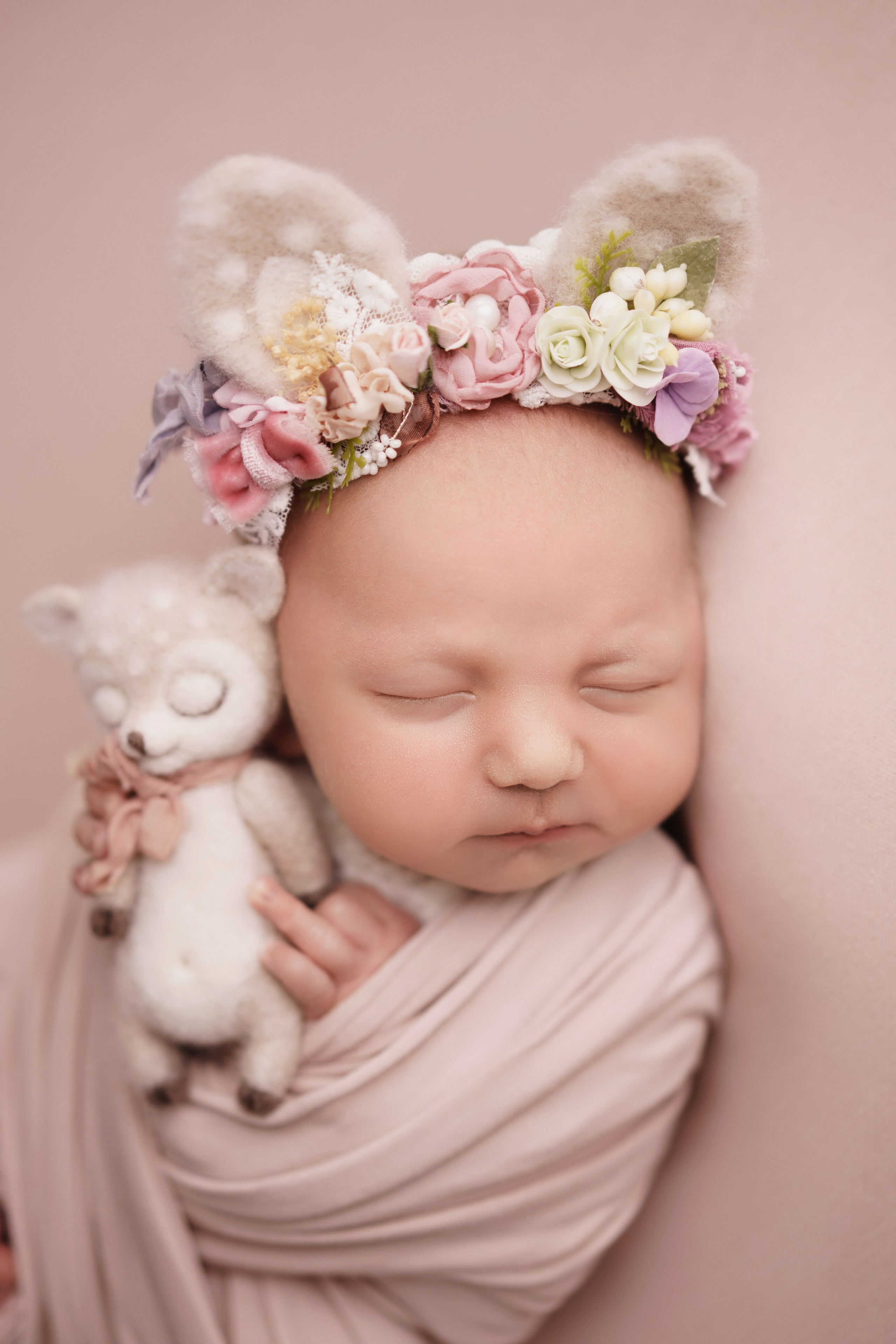 Малышка в костюме олененка - зимняя фотосессия новорожденного