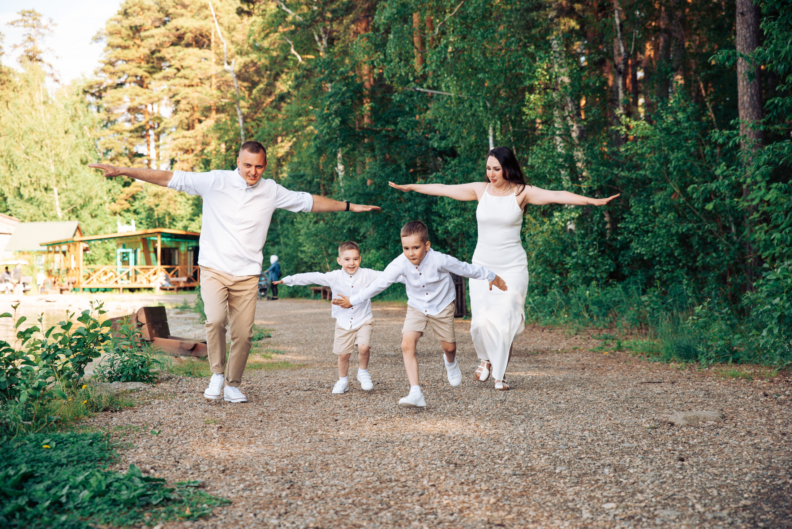 Семейная прогулка летом на берегу озера по пляжу