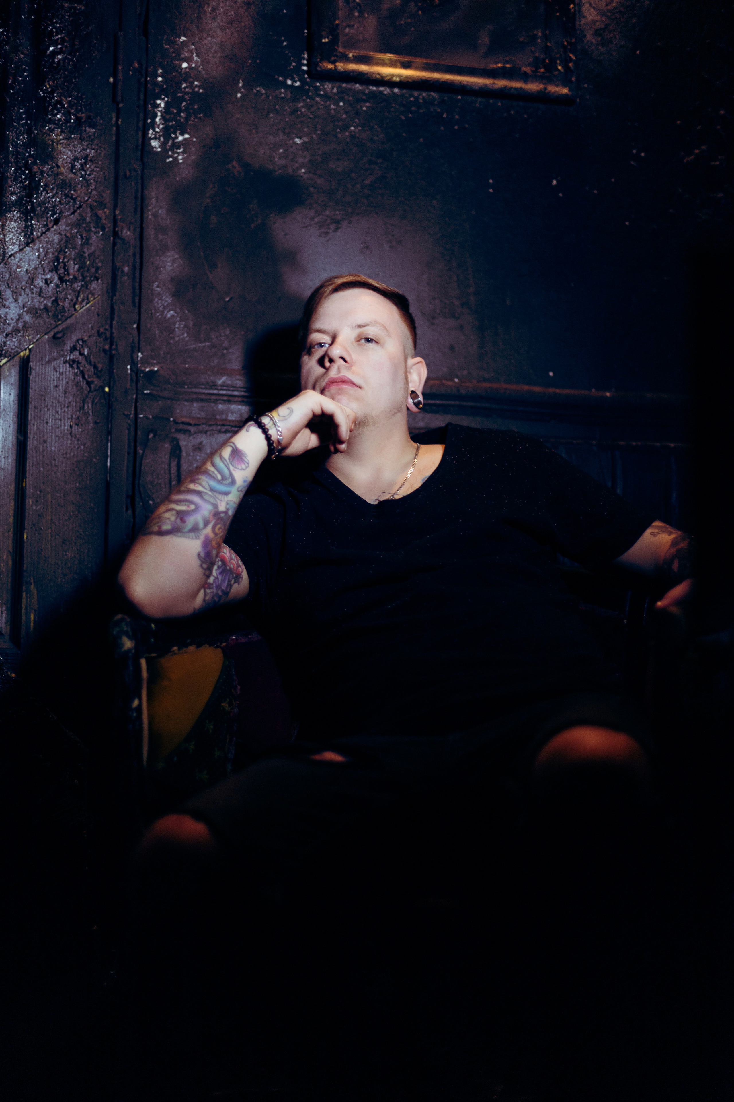 Грабитель неонового дома. Фотограф Великий Новгород