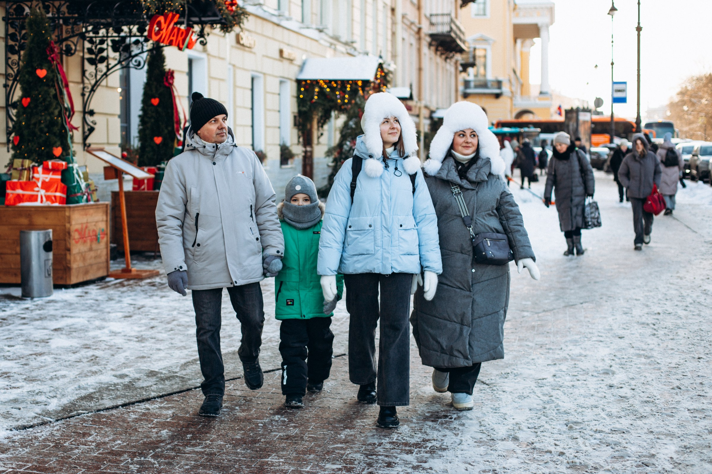 Анна с семьей в феврале. Фотопрогулка в Петербурге. Индивидуальный и семейный фотограф в Санкт-Петербурге