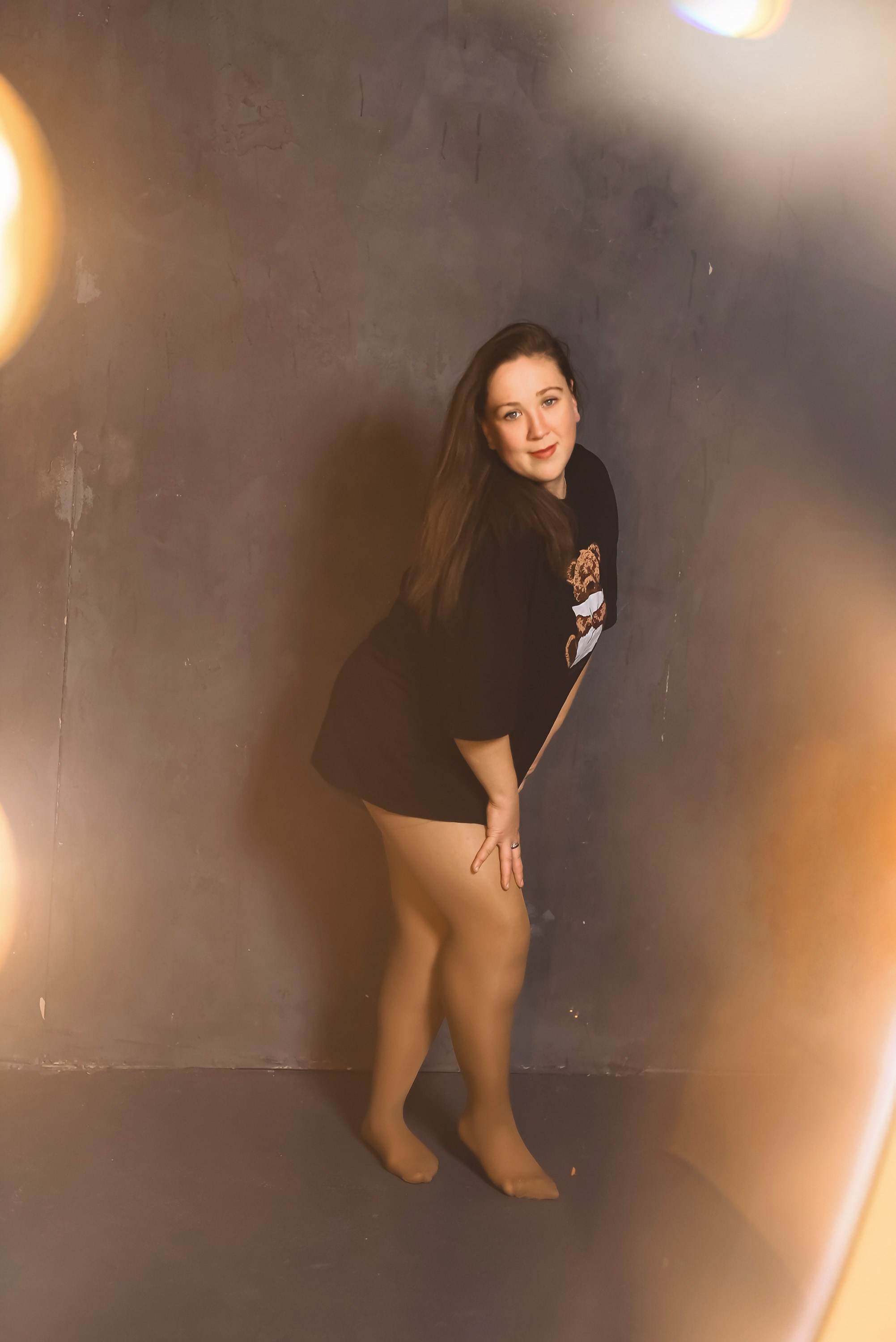 Ольга съемка на сером фоне. Фотограф Тула творческие фотосессии недорого Ольга Ромашина