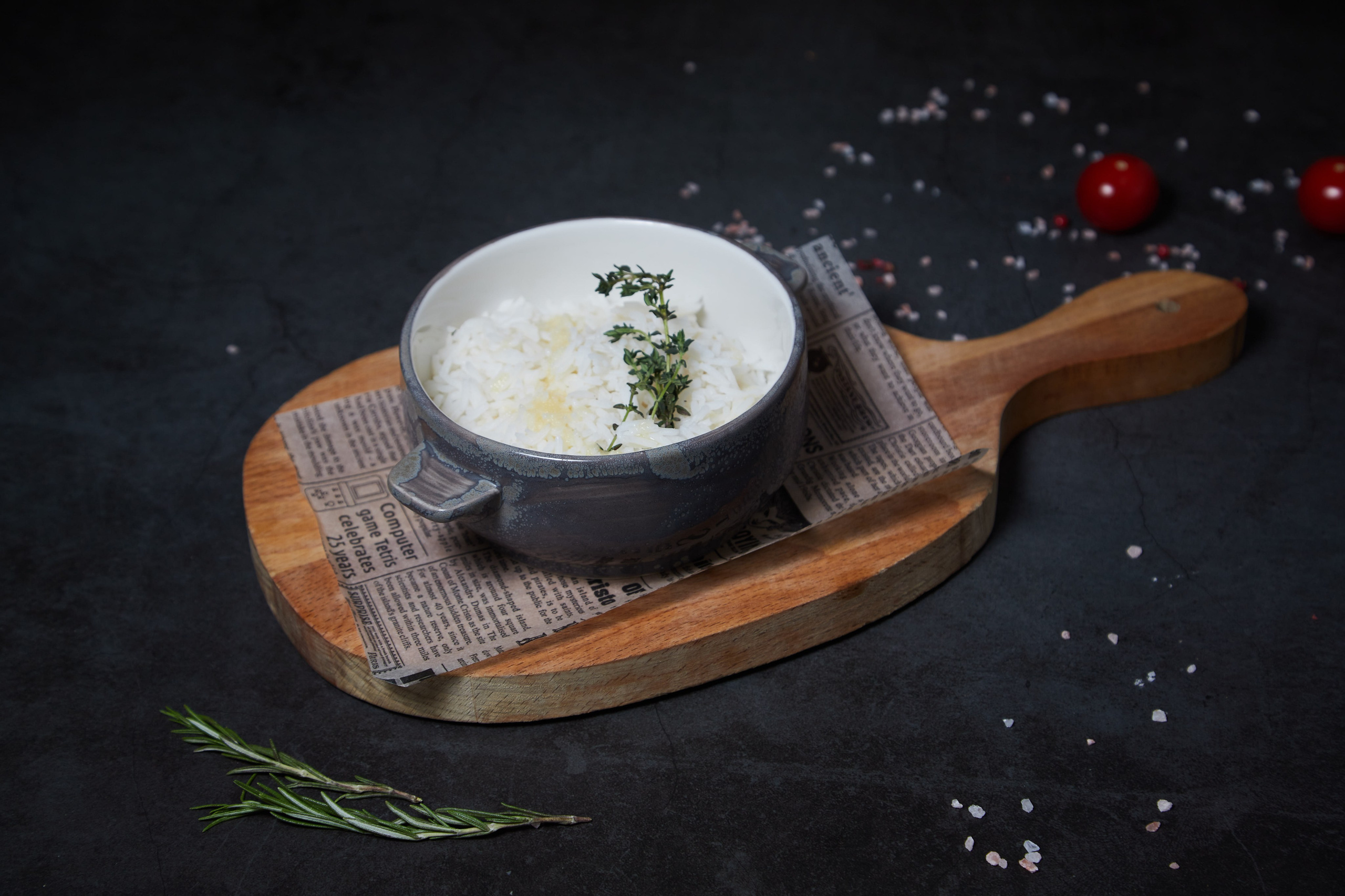 Крем-суп в керамической пиале на деревянной доске.