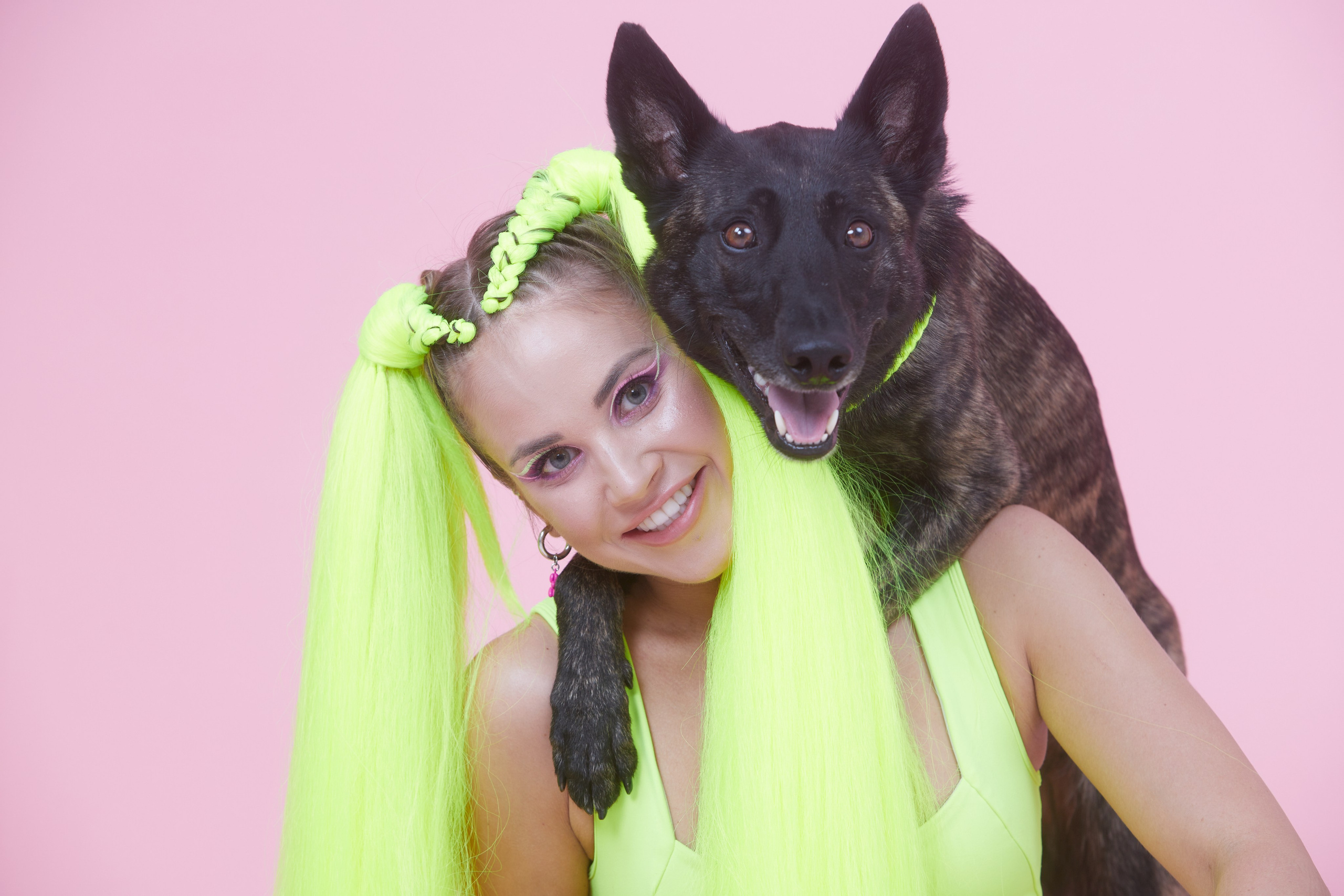 Рекламная съёмка — девушка с неоновыми жёлтыми хвостами и собакой.