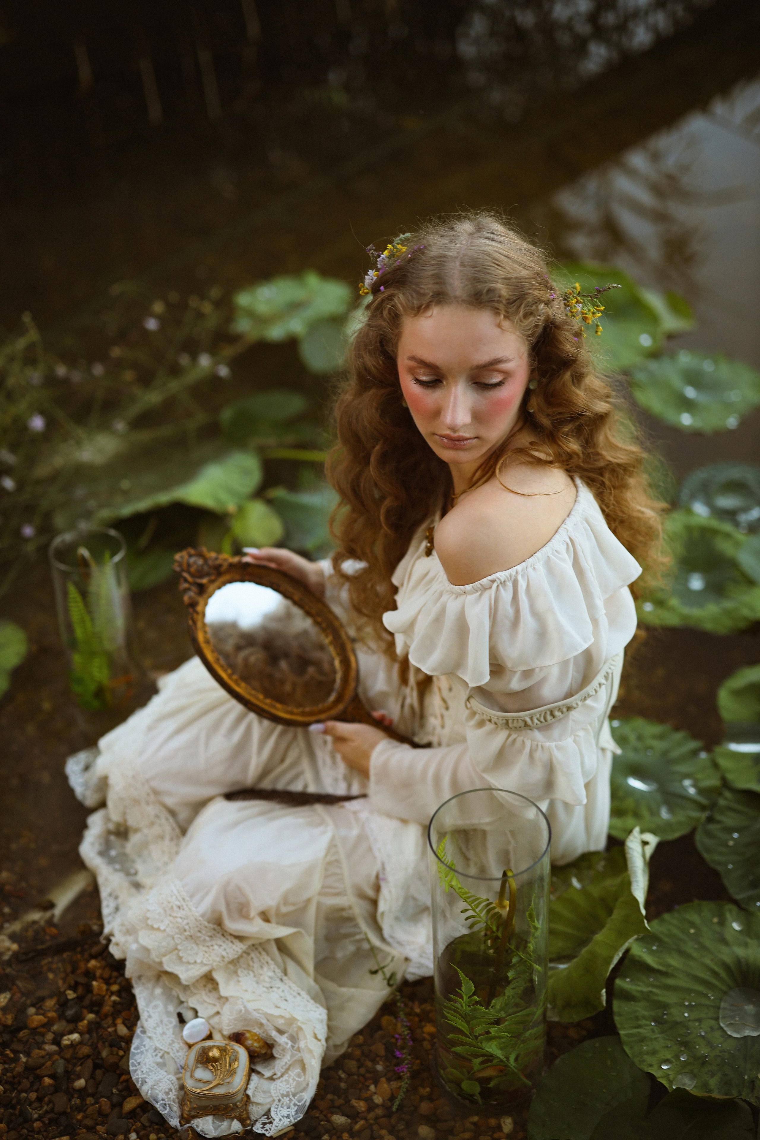 Фотосессия девушки в воде в Сухуми: профессиональные кадры, прекрасная девушка сидит в воде в платье с зеркалом