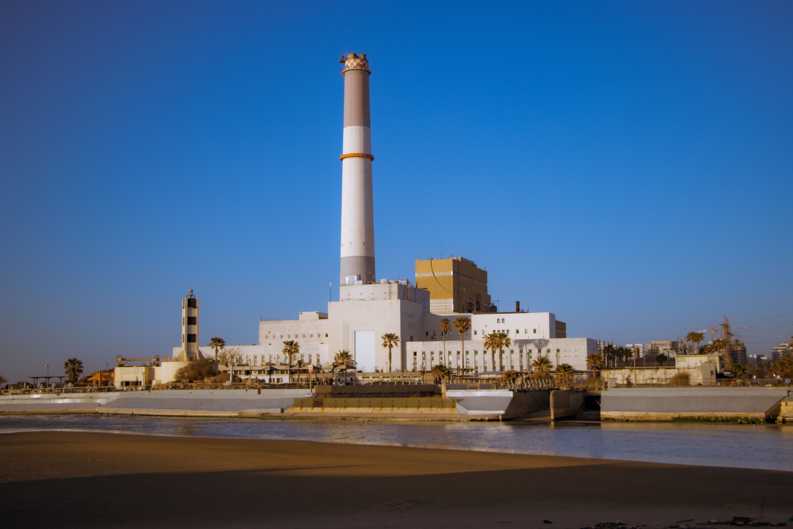 фотография Тель-Авива, голубое и синие небо, виднеется завод с большой и высокой трубой