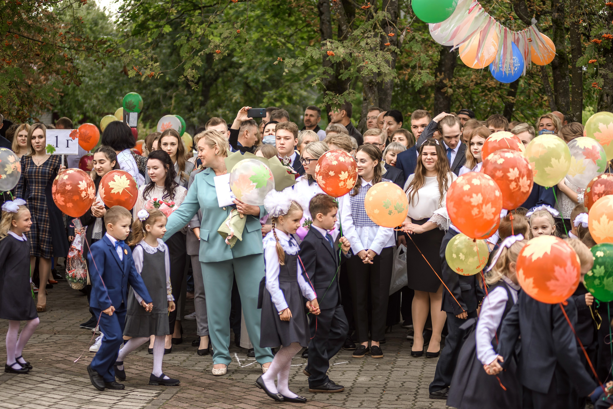 Линейка 11-е классы 2023. Фотограф Галина Лисанова, г. Брянск