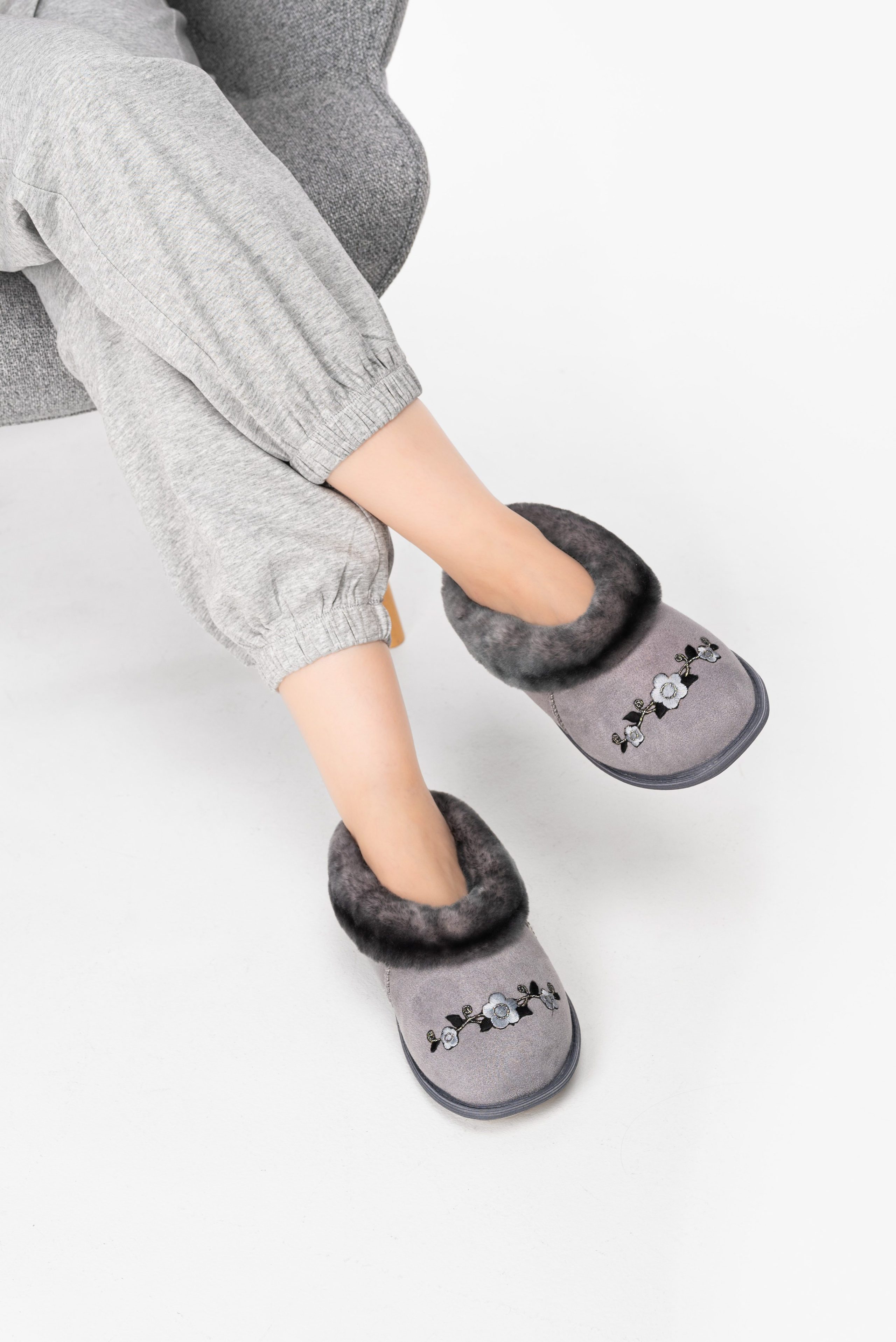 Тапочки и чуни. Предметный фотограф, фото для маркетплейсов Пятигорск, КМВ