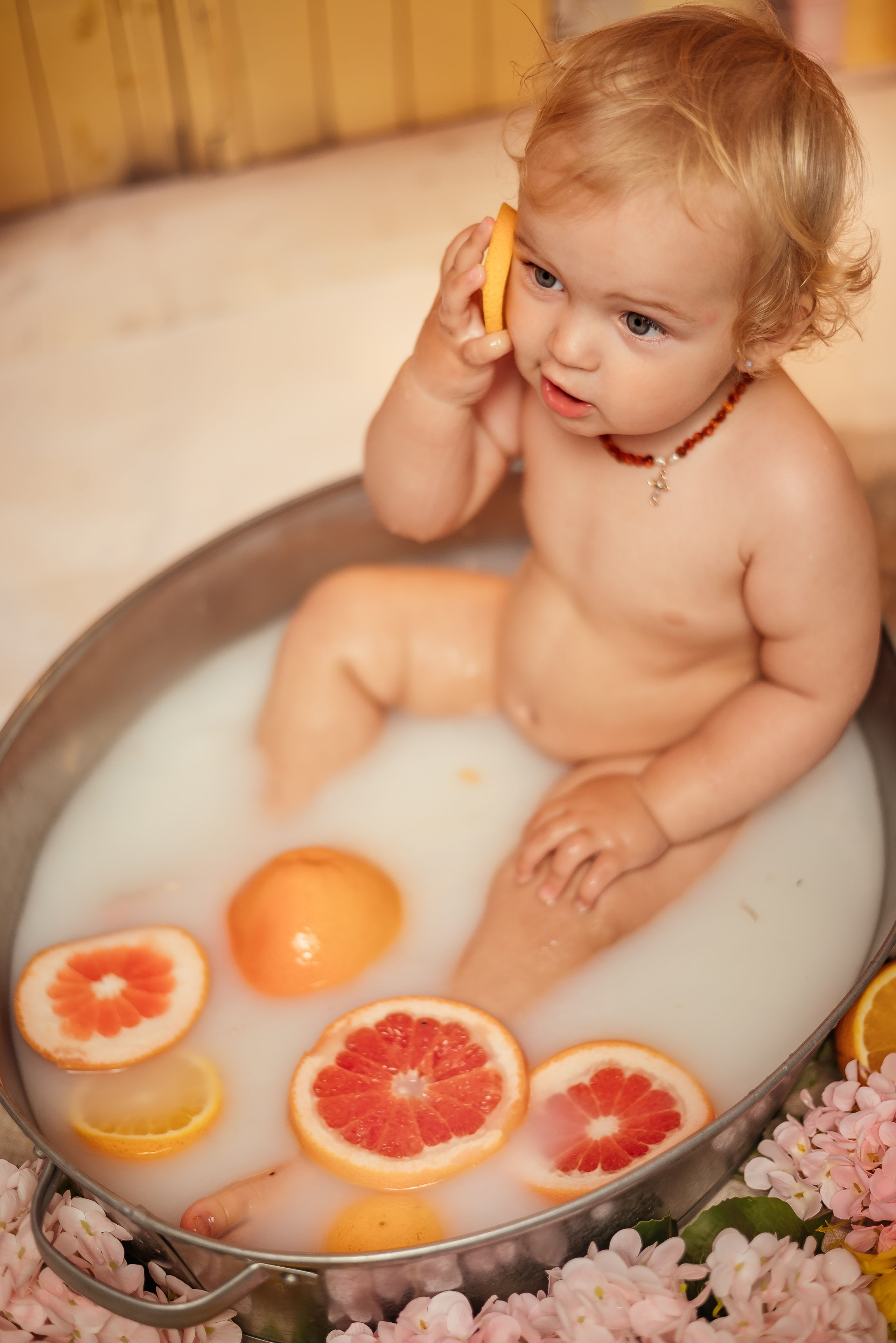 Варюша и апельсин. Свадебный и портретный фотограф lifestyle