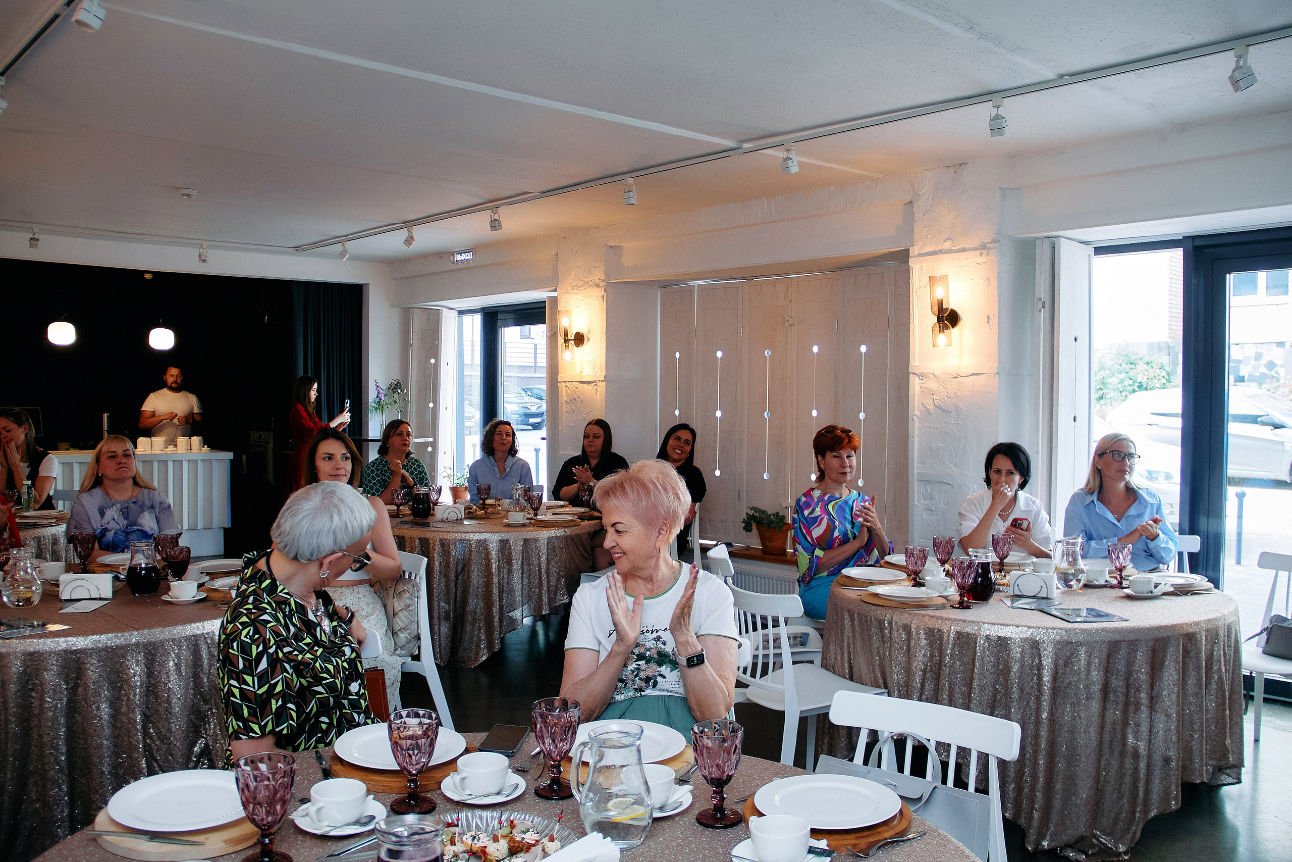 Деловой разговор «Перспективы инвестиций в 2024 году». Фотограф в Смоленске Ася Польшина