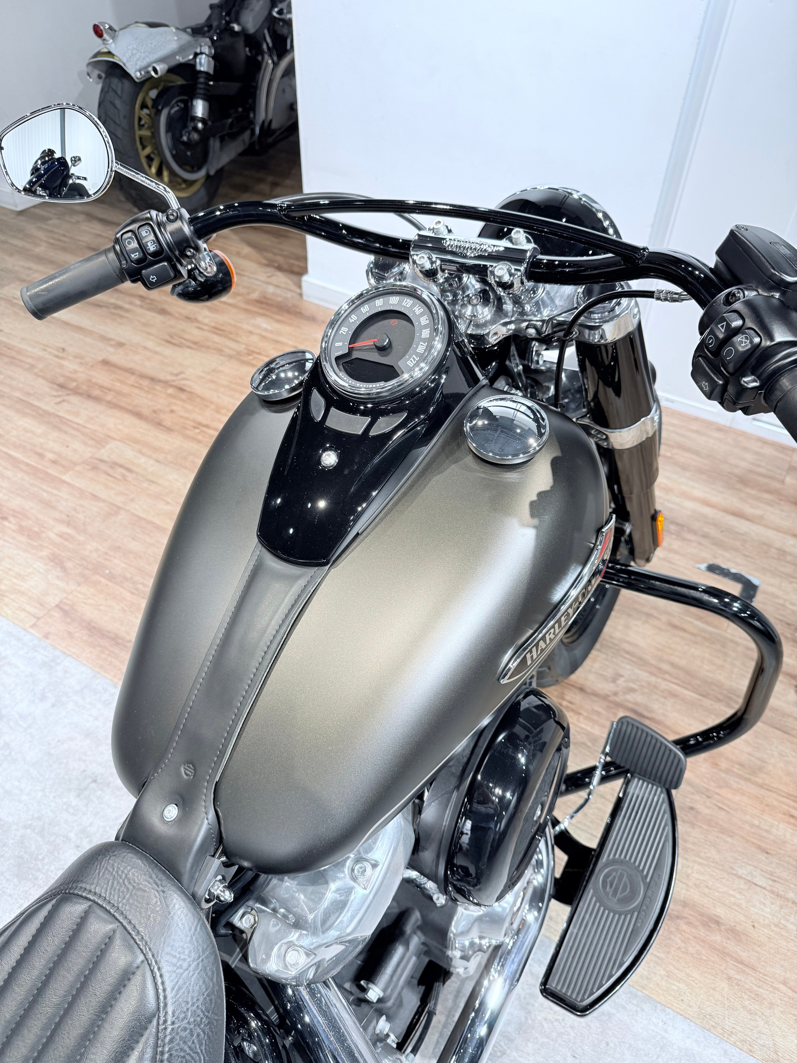 2022 Softail Slim (Rock RIver Denim). Hello Davidson, Москва. Только хорошие мотоциклы…