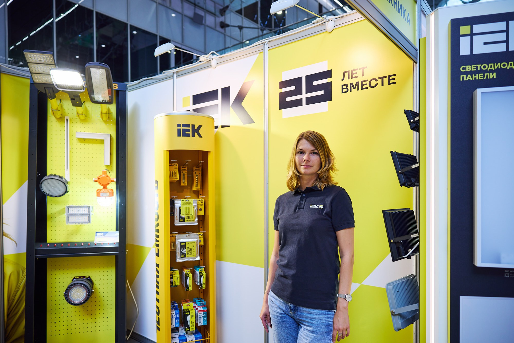 Фотограф на выставке IEK — репортажная съёмка корпоративного стенда в Москве. Репортажный фотограф в Москве — Дмитрий Тарасов | Съёмка мероприятий, концертов, корпоративов