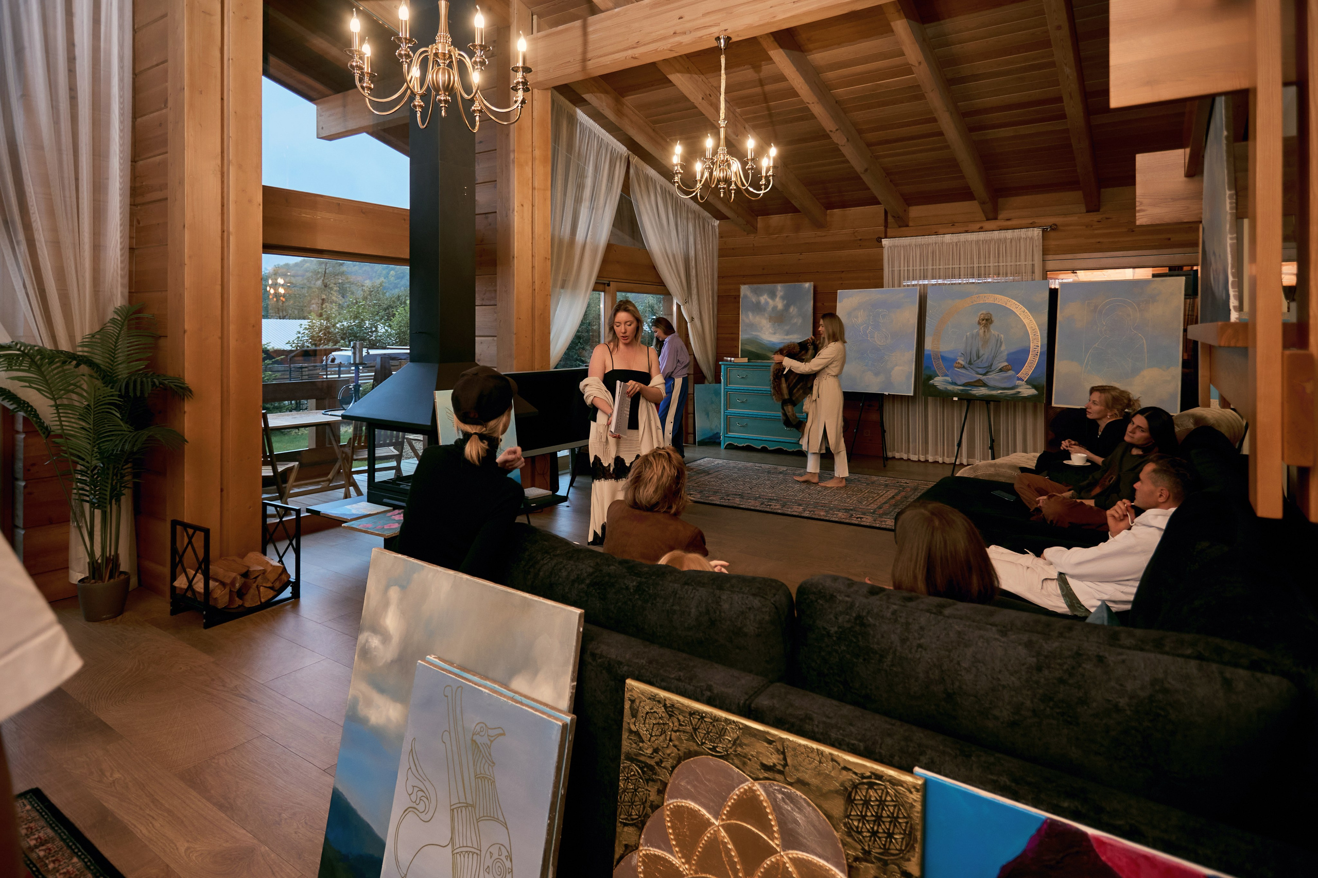 Встреча художников в небольшом загородном доме на Красной поляне. RetroChic Фото