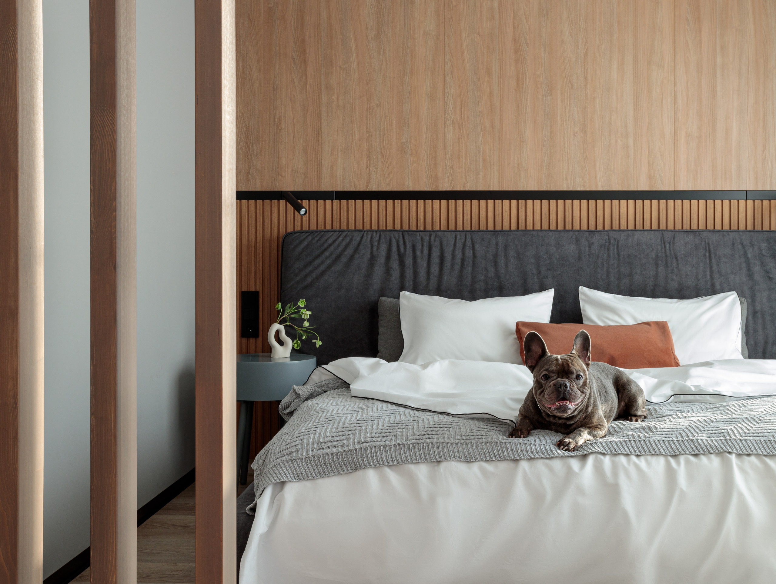 Студия HomeBox: Таунхаус с кухней с черными фасадами. Интерьерный фотограф Дима Птицын и стилист Дарья Копылова