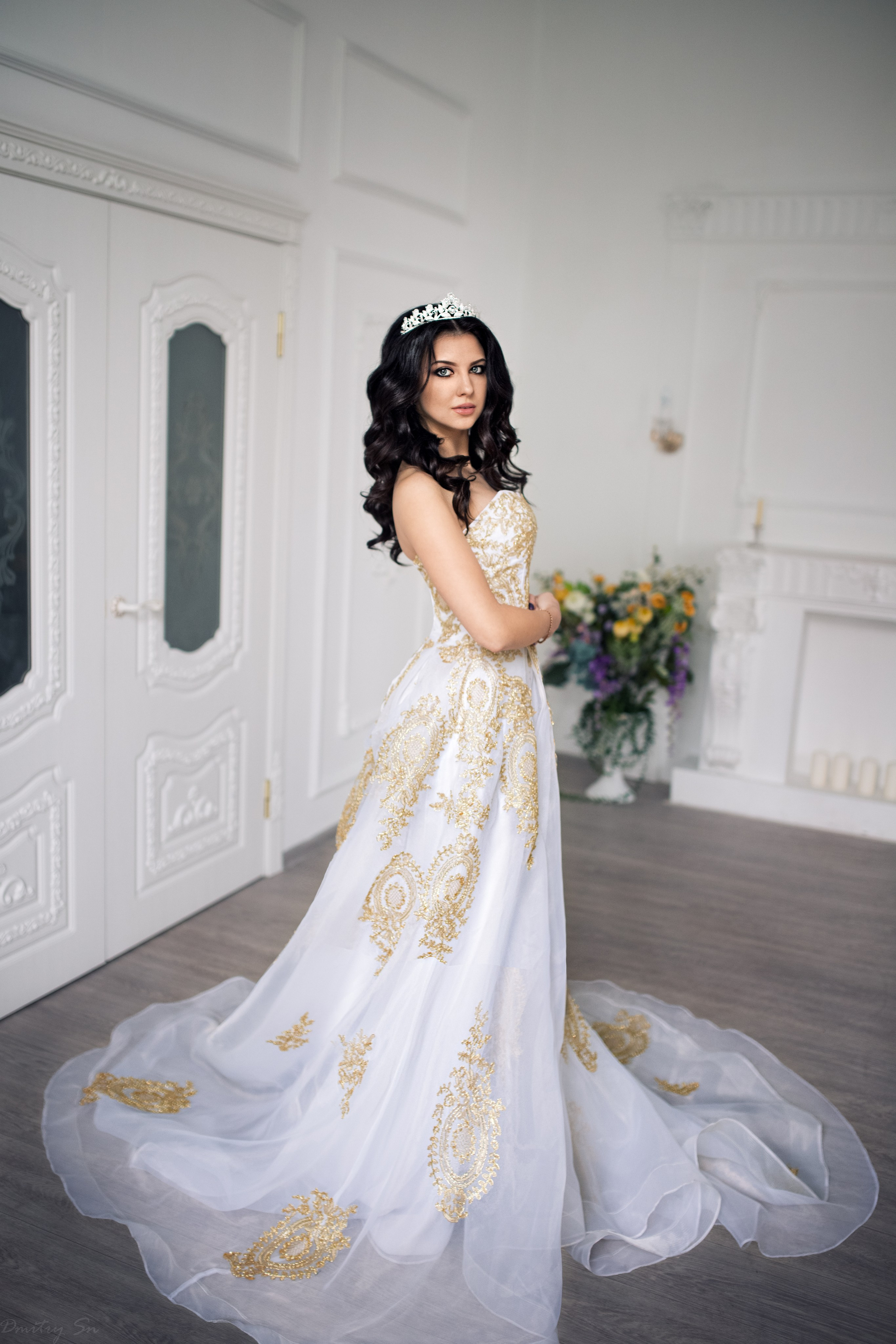 Съемка в студии с интерьером с Кристиной в белом пышном платье в формате для «себя»