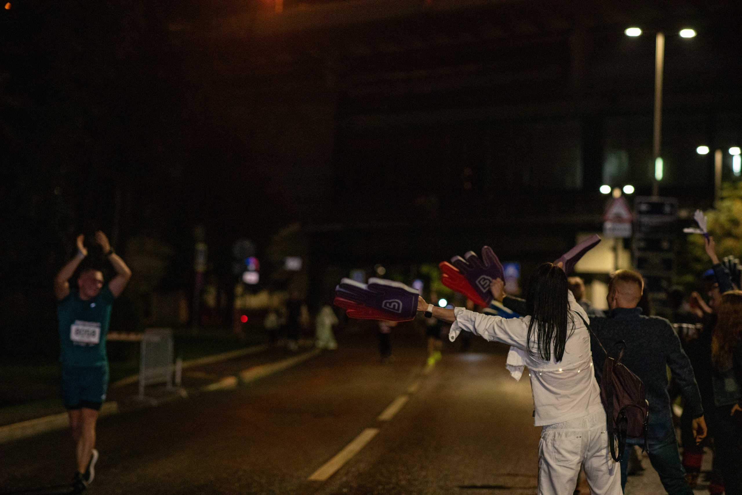 Ночной забег в ленте фотографий бегунов 03.08.24. Фотограф Сергей Ловкий
