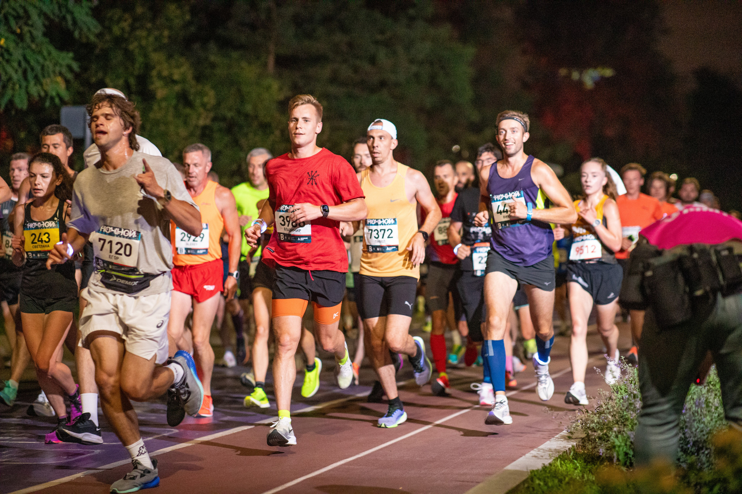 Ночной забег в ленте фотографий бегунов 03.08.24. Фотограф Сергей Ловкий