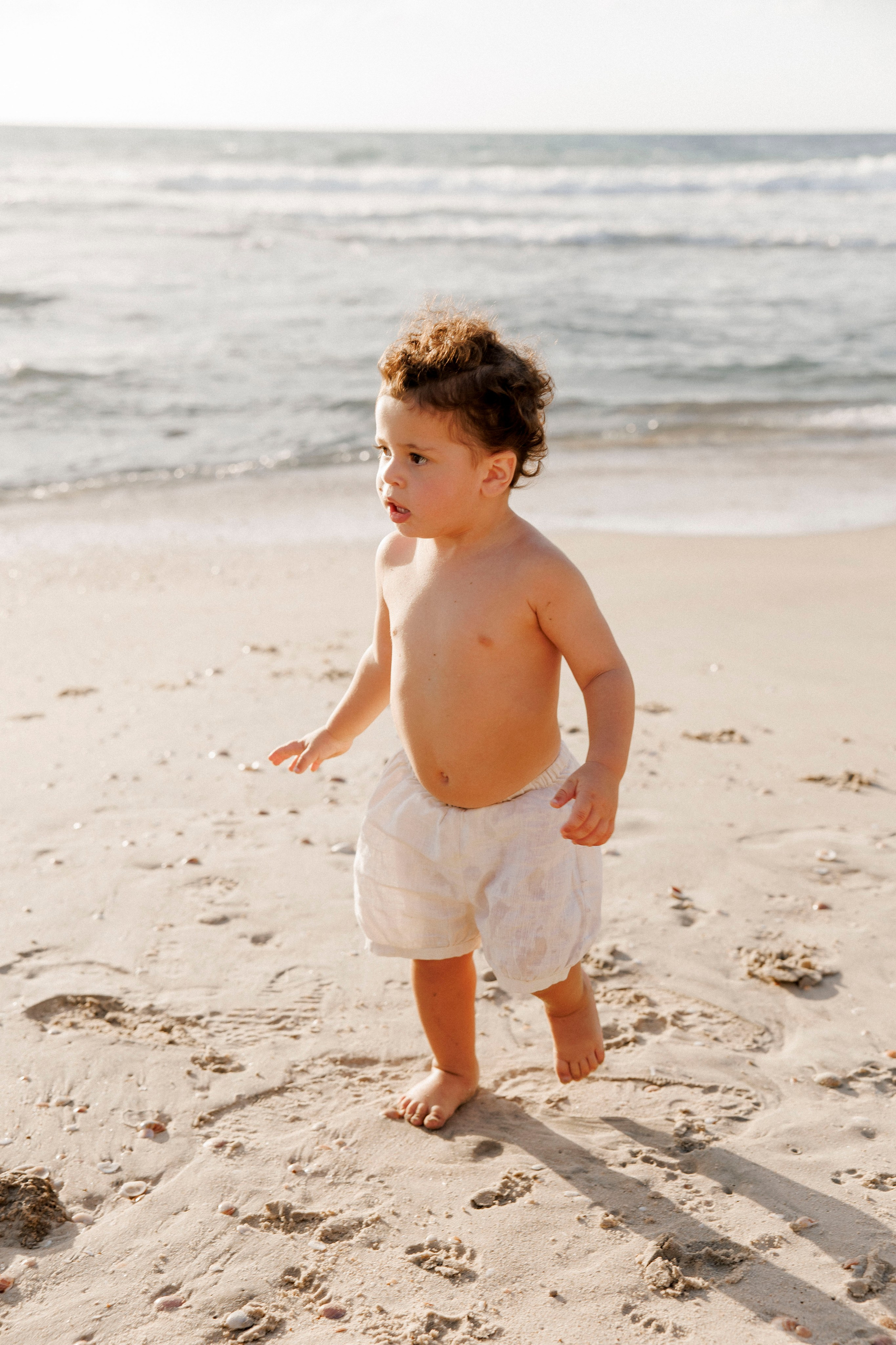 Pregnancy photoshoot near the sea. Wedding and family photographer