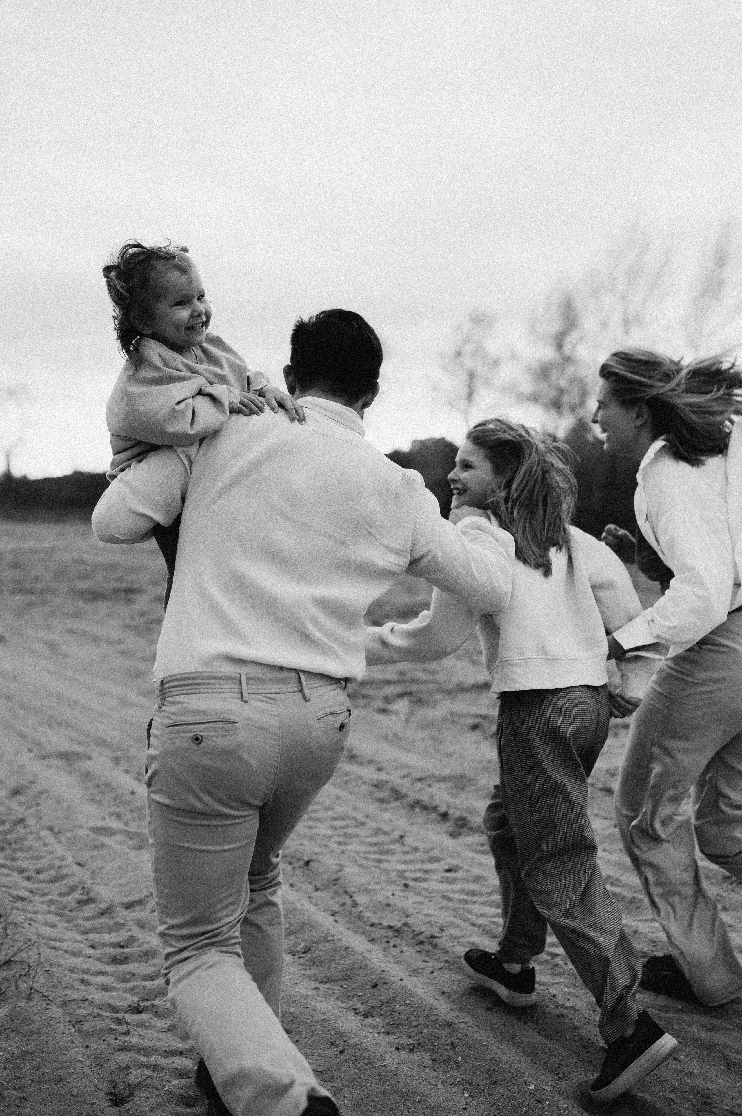 Прогулочная фотосессия семьи на берегу обского моря. Семейный фотограф в Новосибирске Женя Индрикова