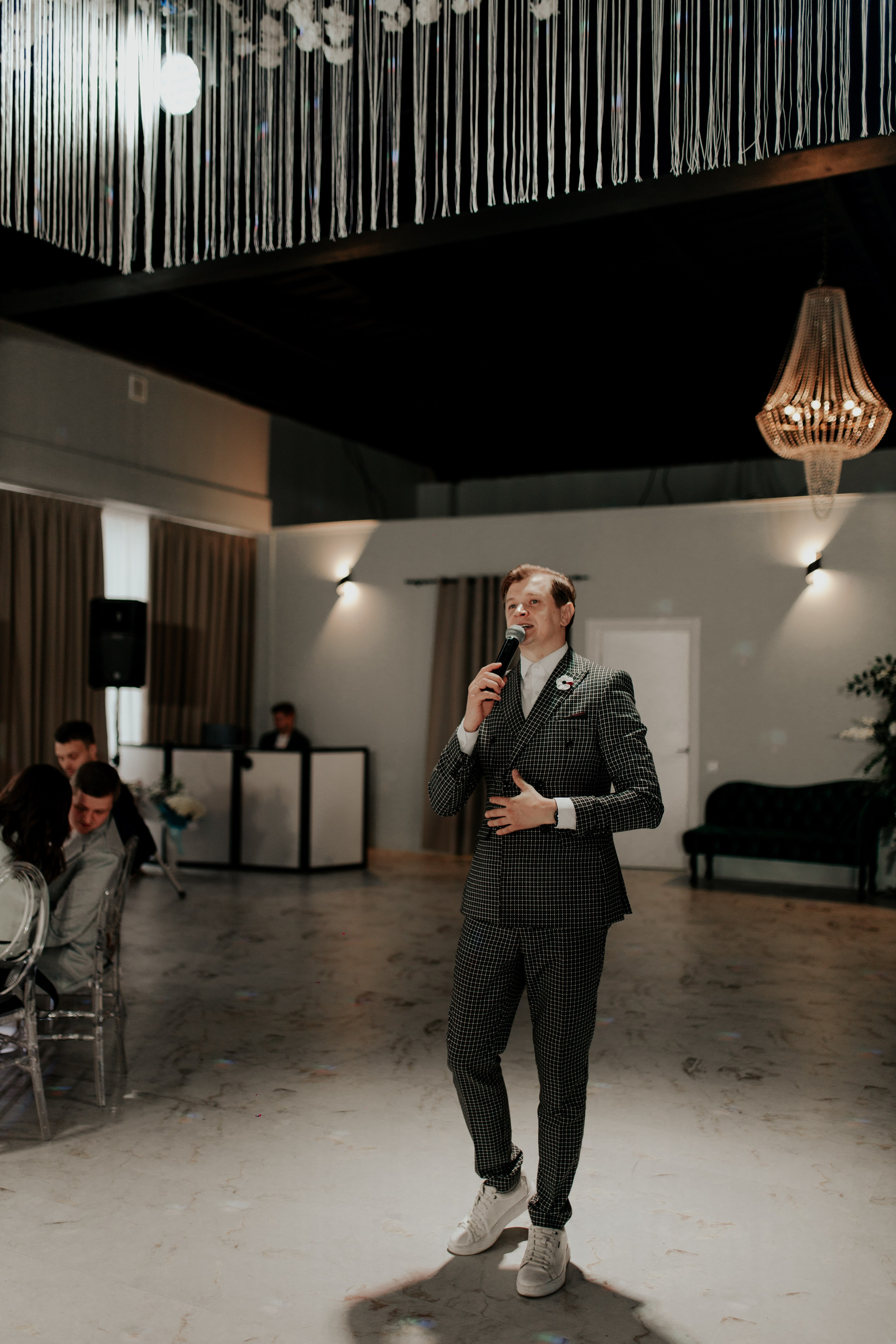 Ведущий банкета делает фото вечером на банкете — семейное тепло