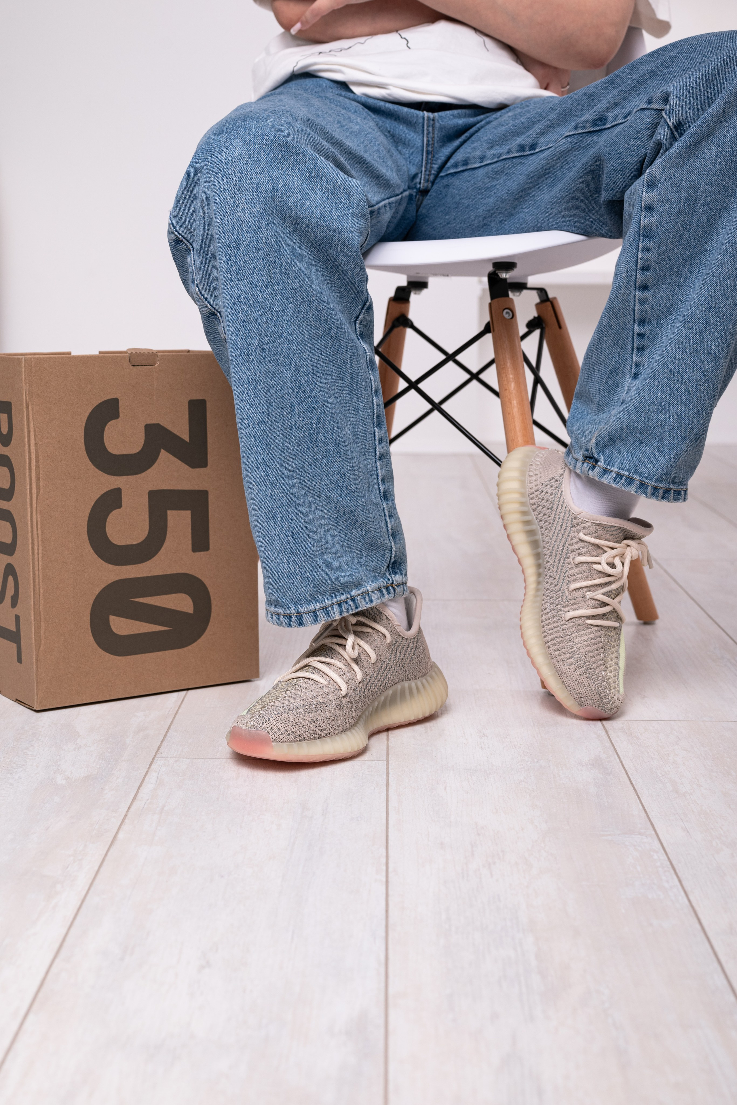 Кроссовки в студии. Предметный фотограф, фото для маркетплейсов Пятигорск, КМВ