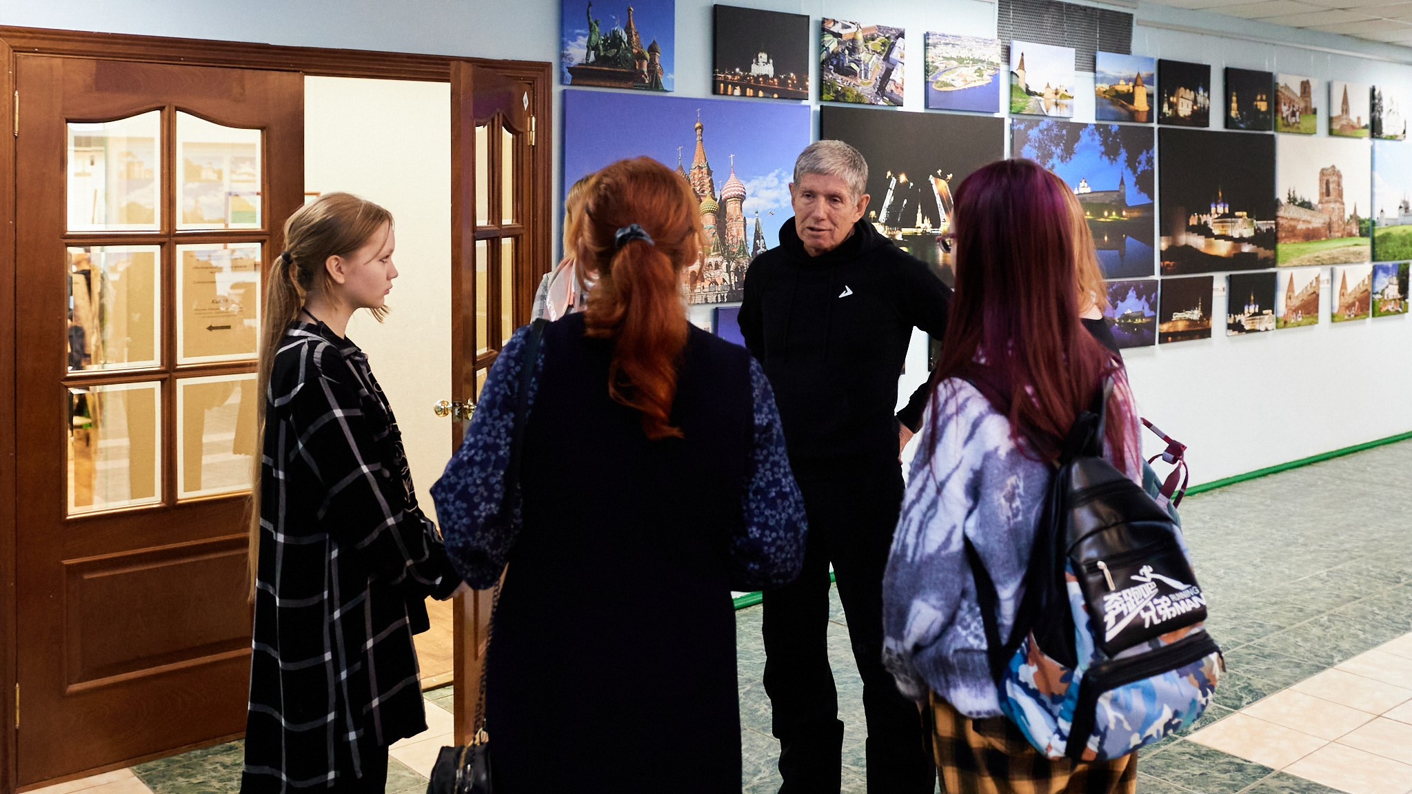 На выставке фотографа Костаса Асимиса. Свадебный и семейный фотограф в г. Волхов Алексей Кочерыжкин