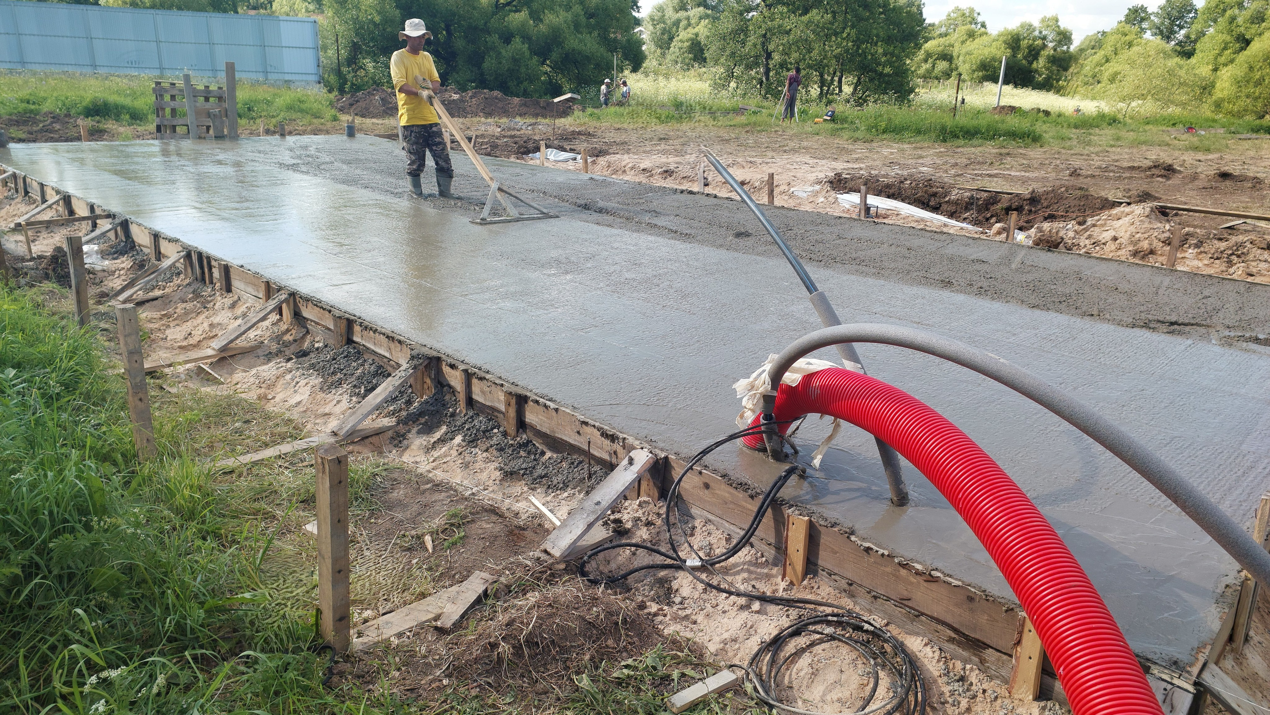 Заливка монолитной бетонной плиты фундамента. 