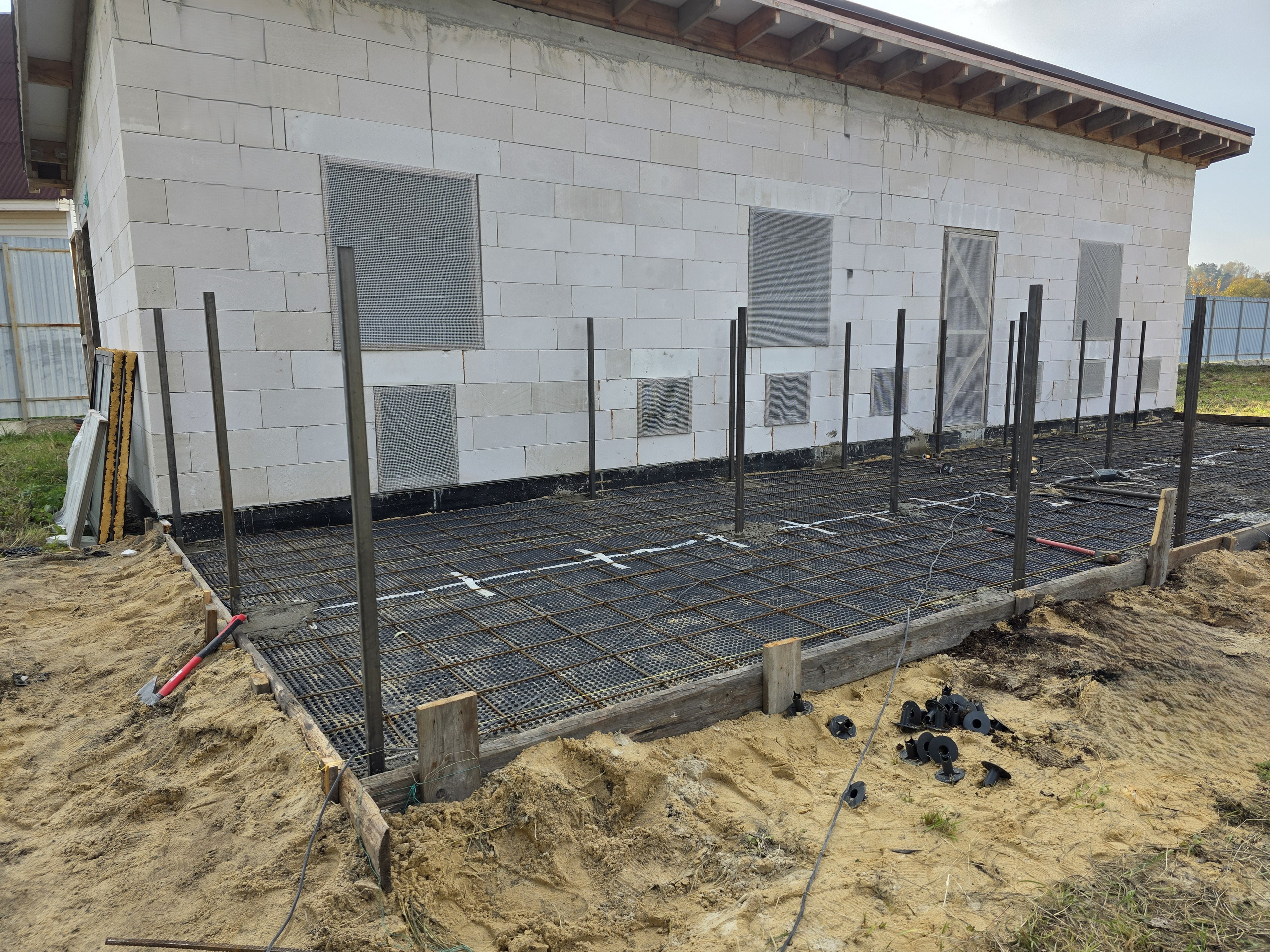 Установка стоек для ограды 