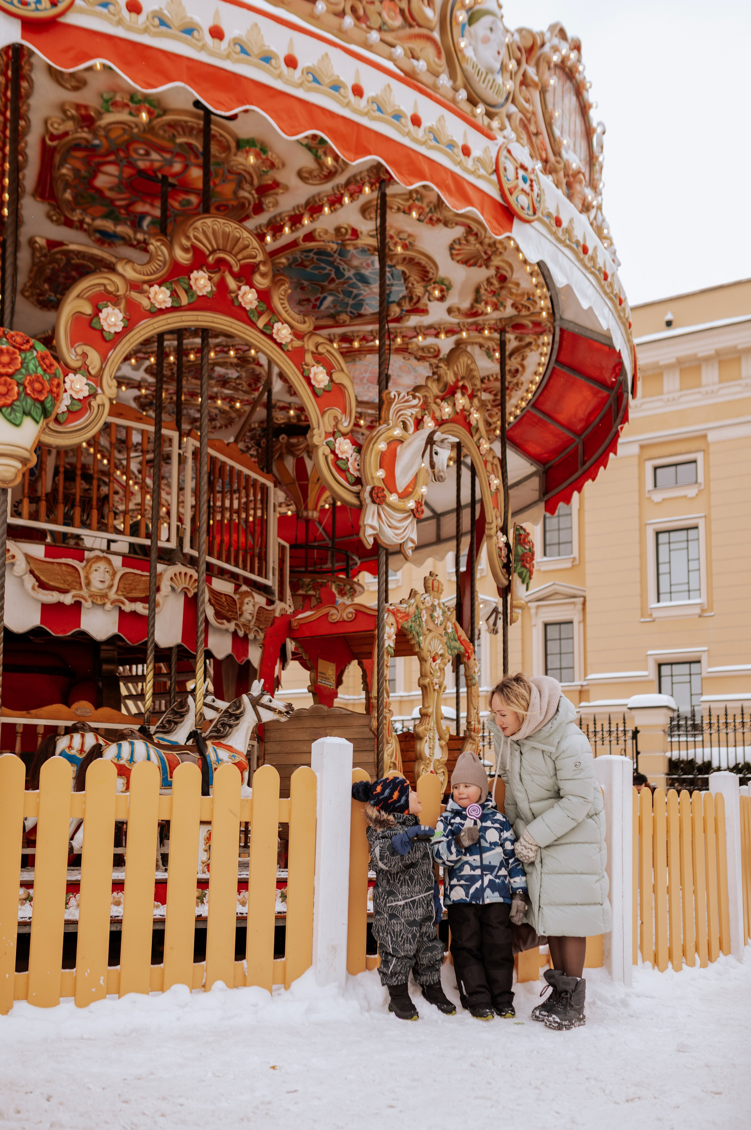 Семейная, Манежная площадь