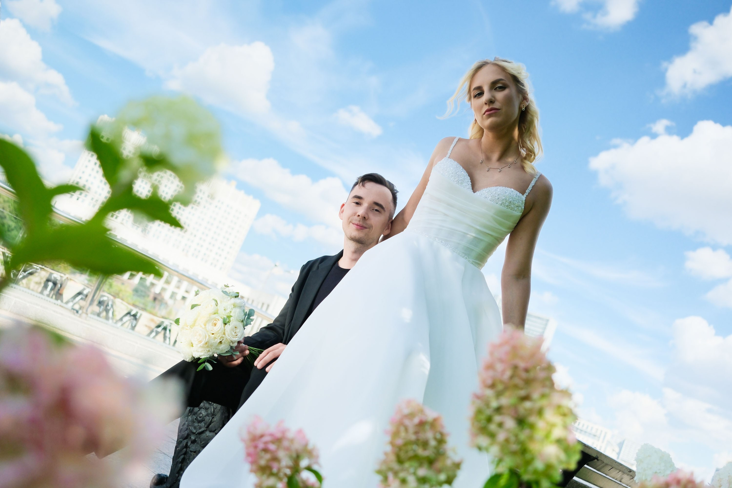 жених и невеста на лавочке