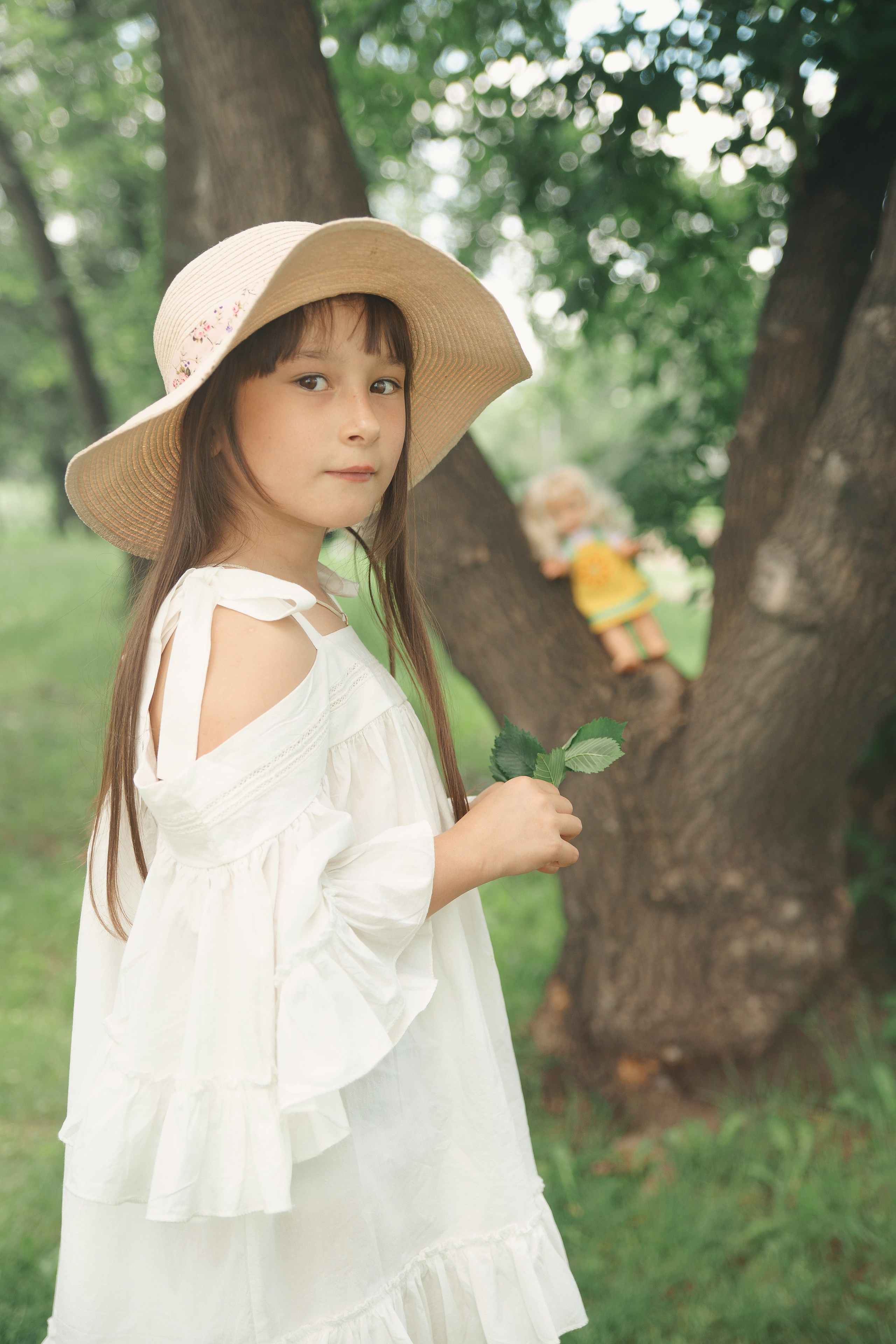 Детская фотосессия летом - девочка прощается с куклой